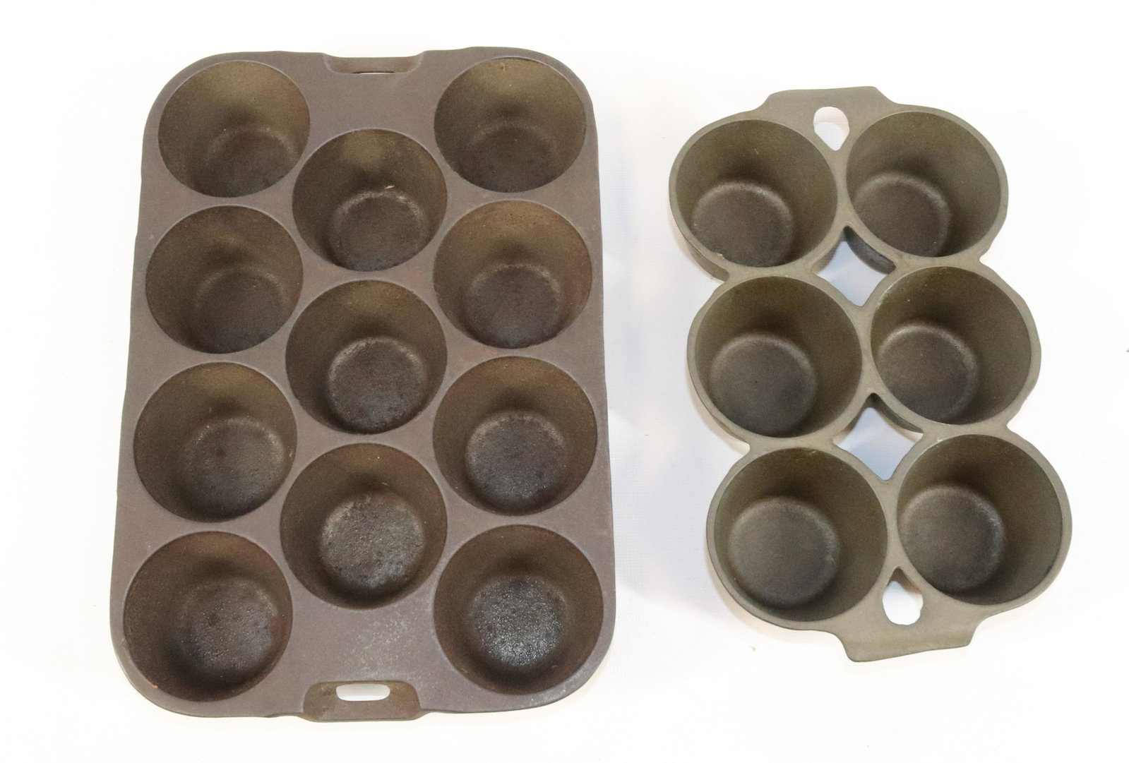 (2) CAST IRON MUFFIN PANS: WAGNER WARE (S 1337) AND GRISWOLD NO. 18 (6141). MEASURE 9 1/4" AND 10 3/4" L.