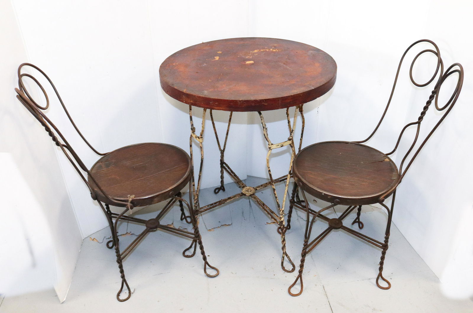 ICE CREAM PARLOR TABLE AND CHAIRS: WIRE AND WOOD CONSTRUCTION. PAINTED TABLE BASE. TABLE MEASURES 30" X 24".