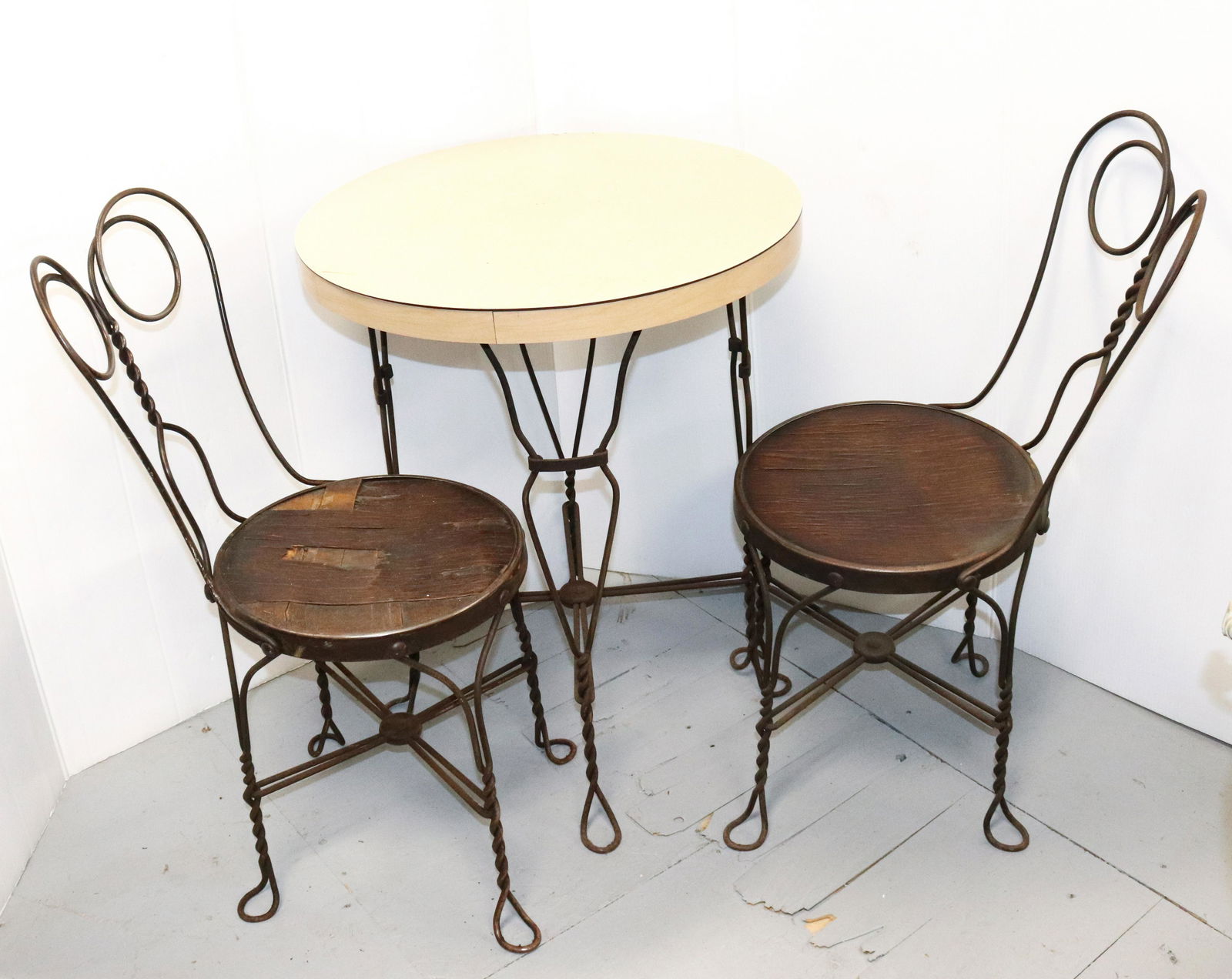 ICE CREAM PARLOR TABLE AND CHAIRS: WIRE AND WOOD CONSTRUCTION. TABLE TOP HAS FORMICA COVERING. MEASURES 30 1/2" X 24"