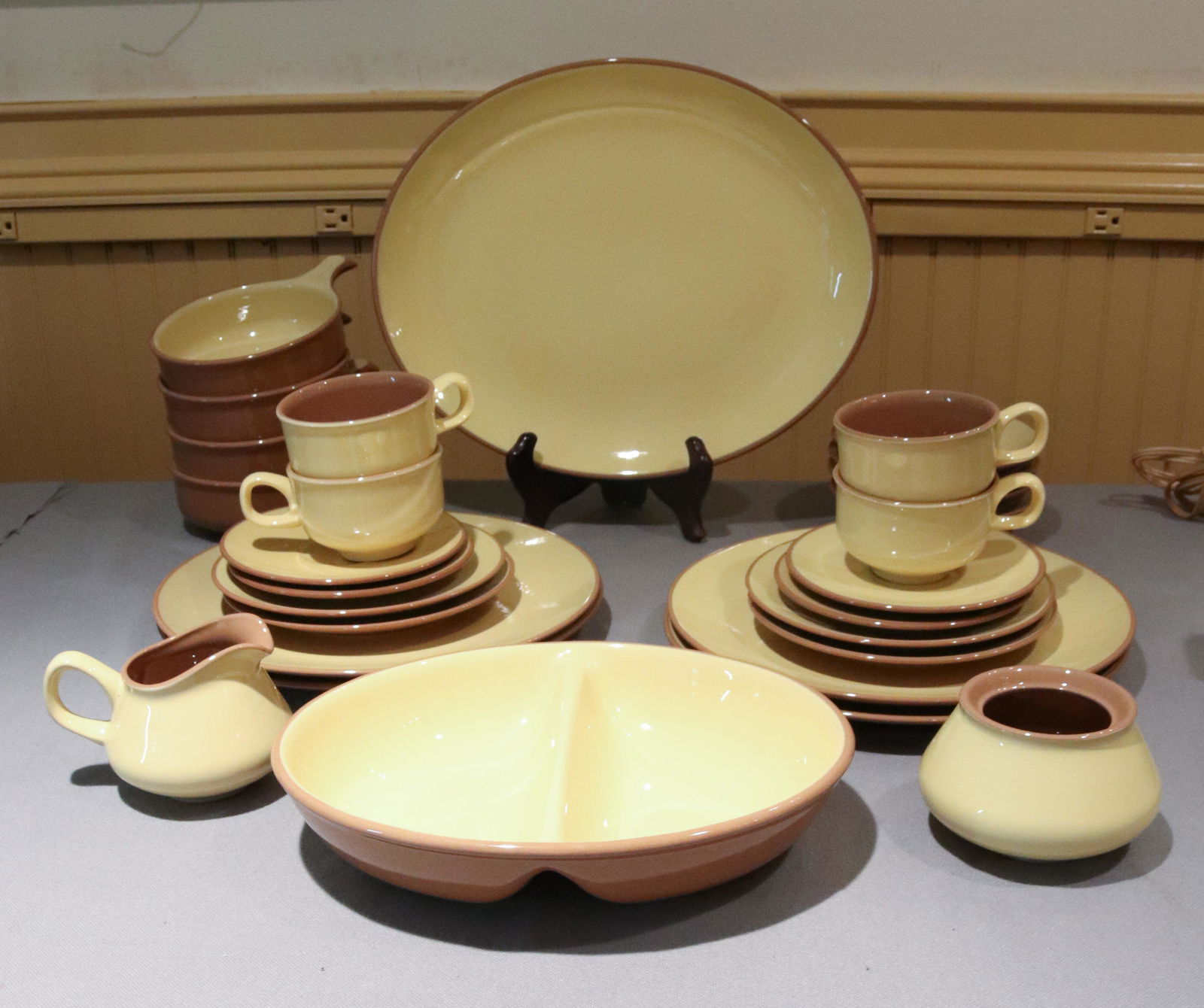 SET OF VINTAGE DISHES (1 of 2)