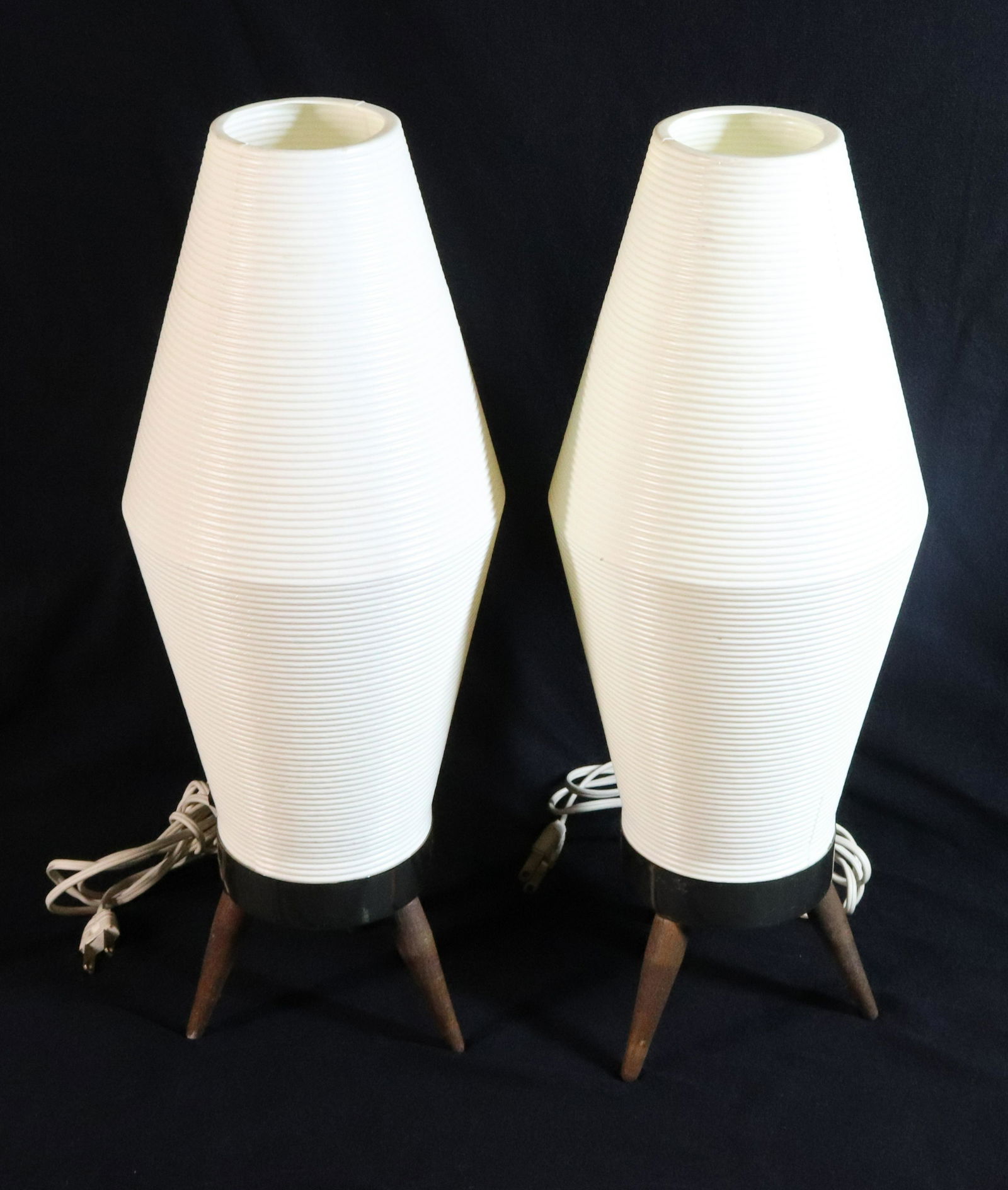 PAIR OF VINTAGE TABLE LAMPS (1 of 3)