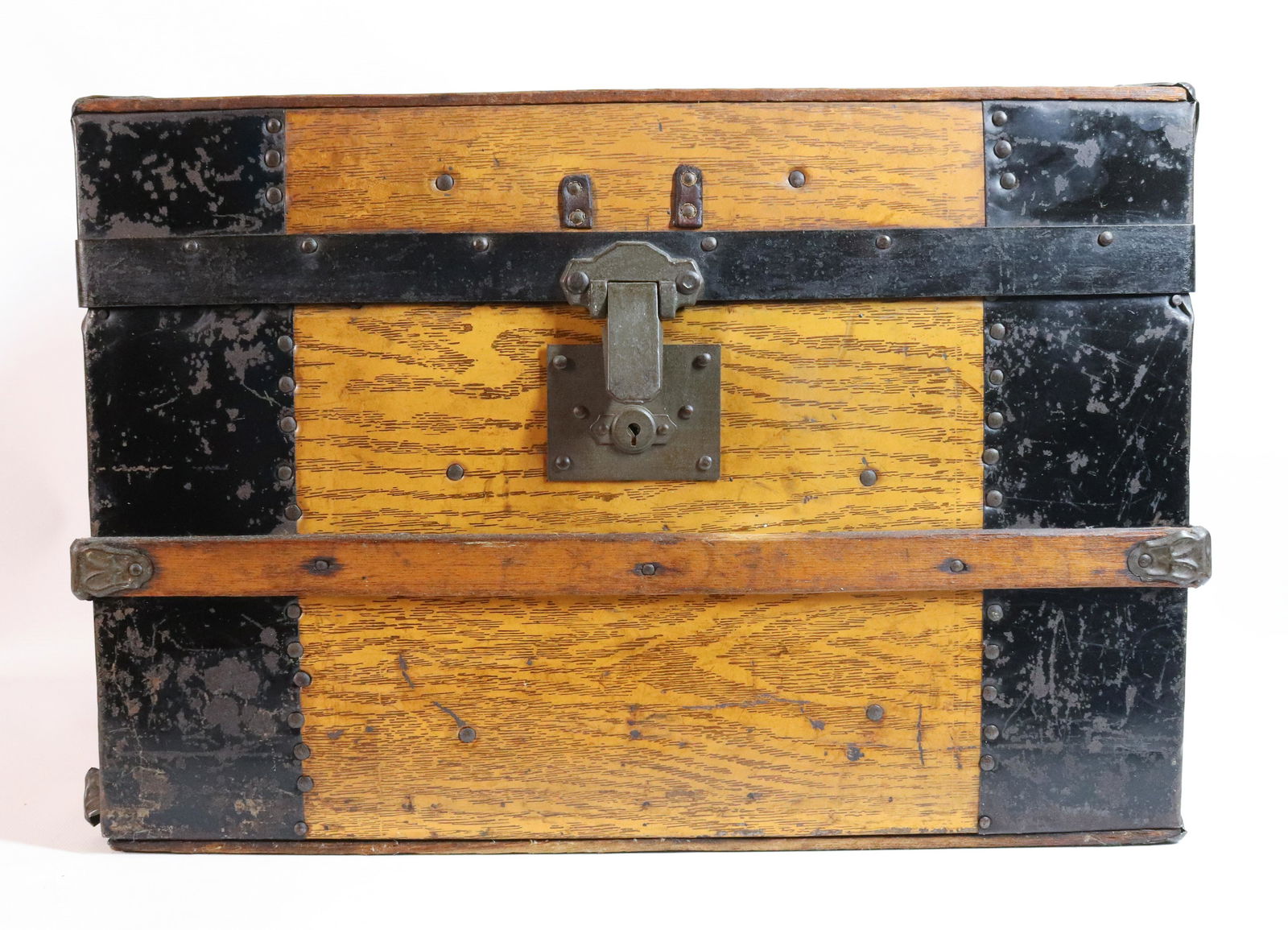 WOODEN CHILD'S STEAMER TRUNK (1 of 6)