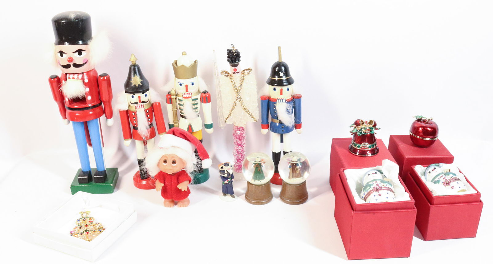 LOT OF CHRISTMAS DECORATIONS (1 of 4)