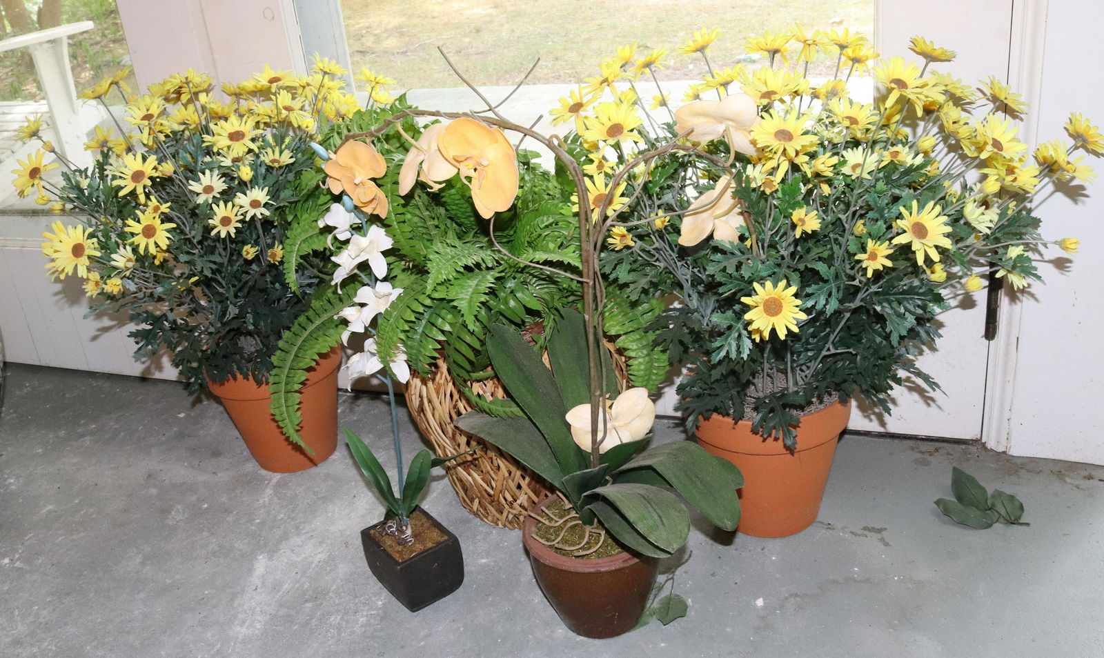 LOT OF ARTIFICIAL FLOWERS AND PLANTS (1 of 1)