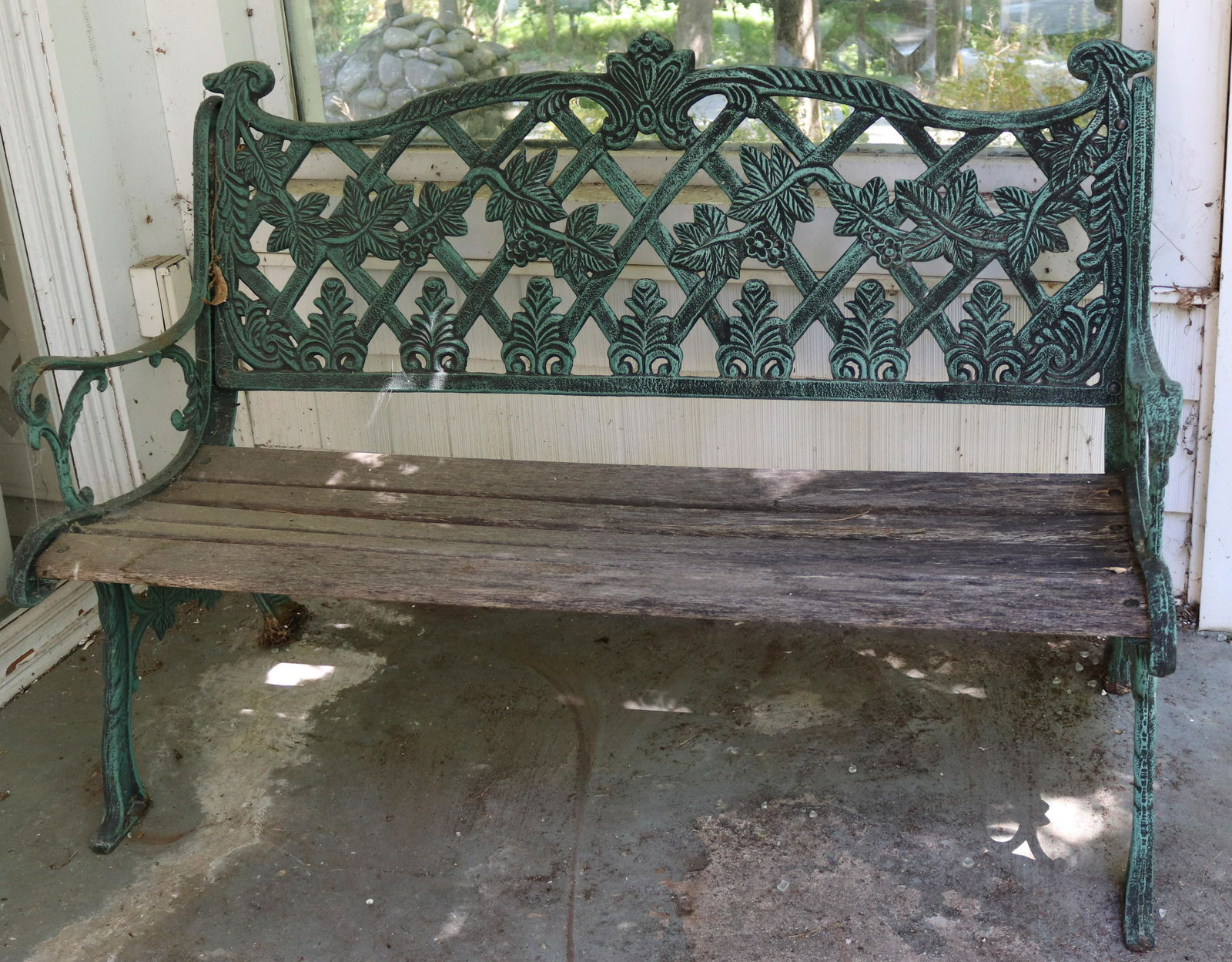 PAINTED CAST METAL GARDEN BENCH (1 of 1)