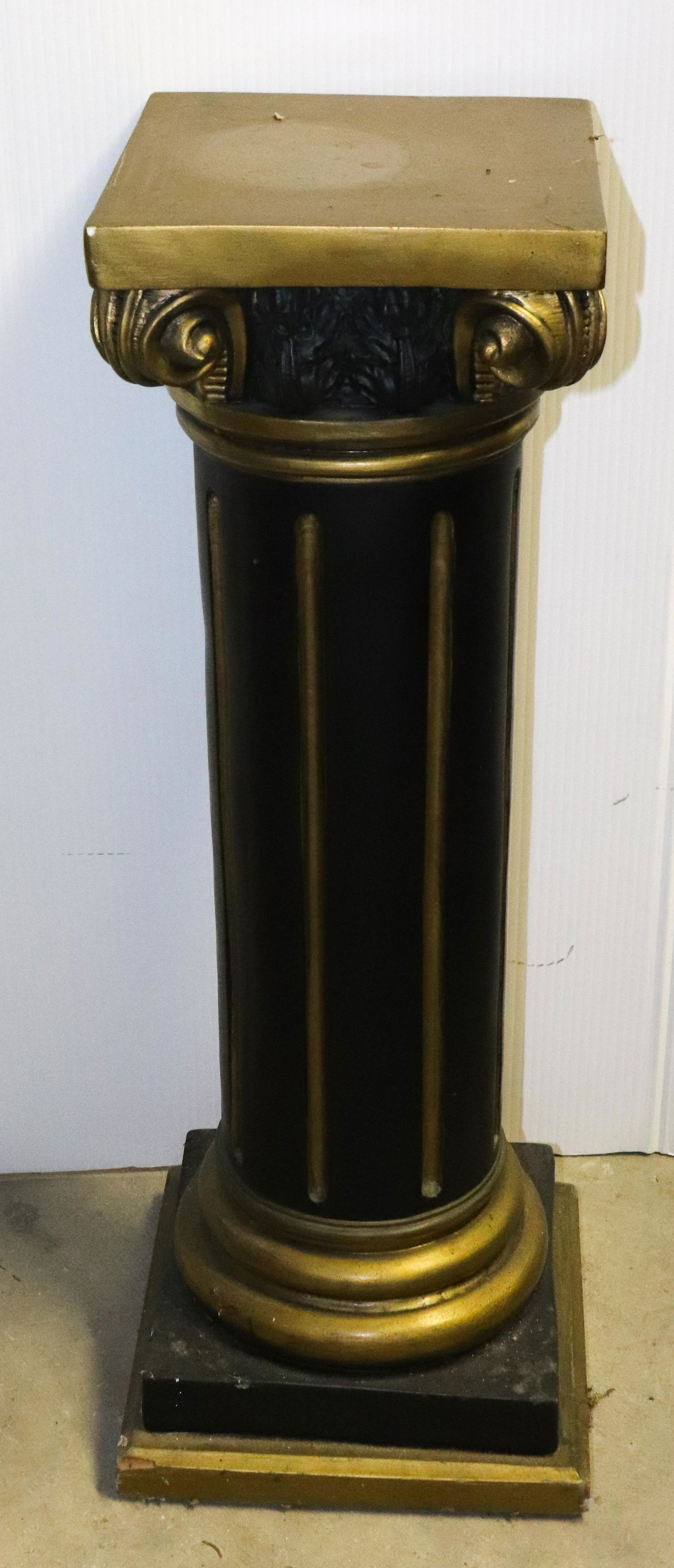 PAINTED PLASTER COLUMN STAND (1 of 1)