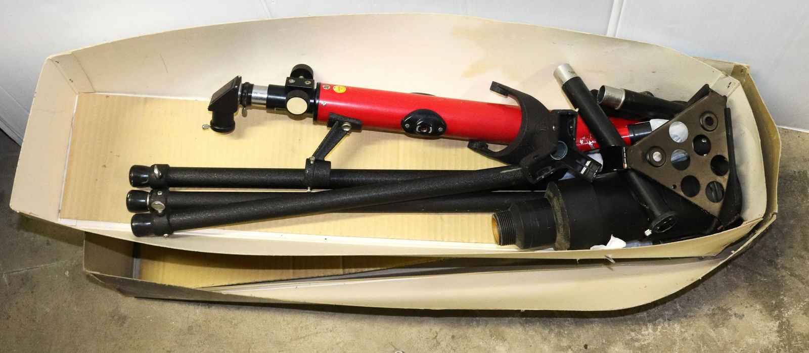 VINTAGE TASCO TELESCOPE (1 of 3)