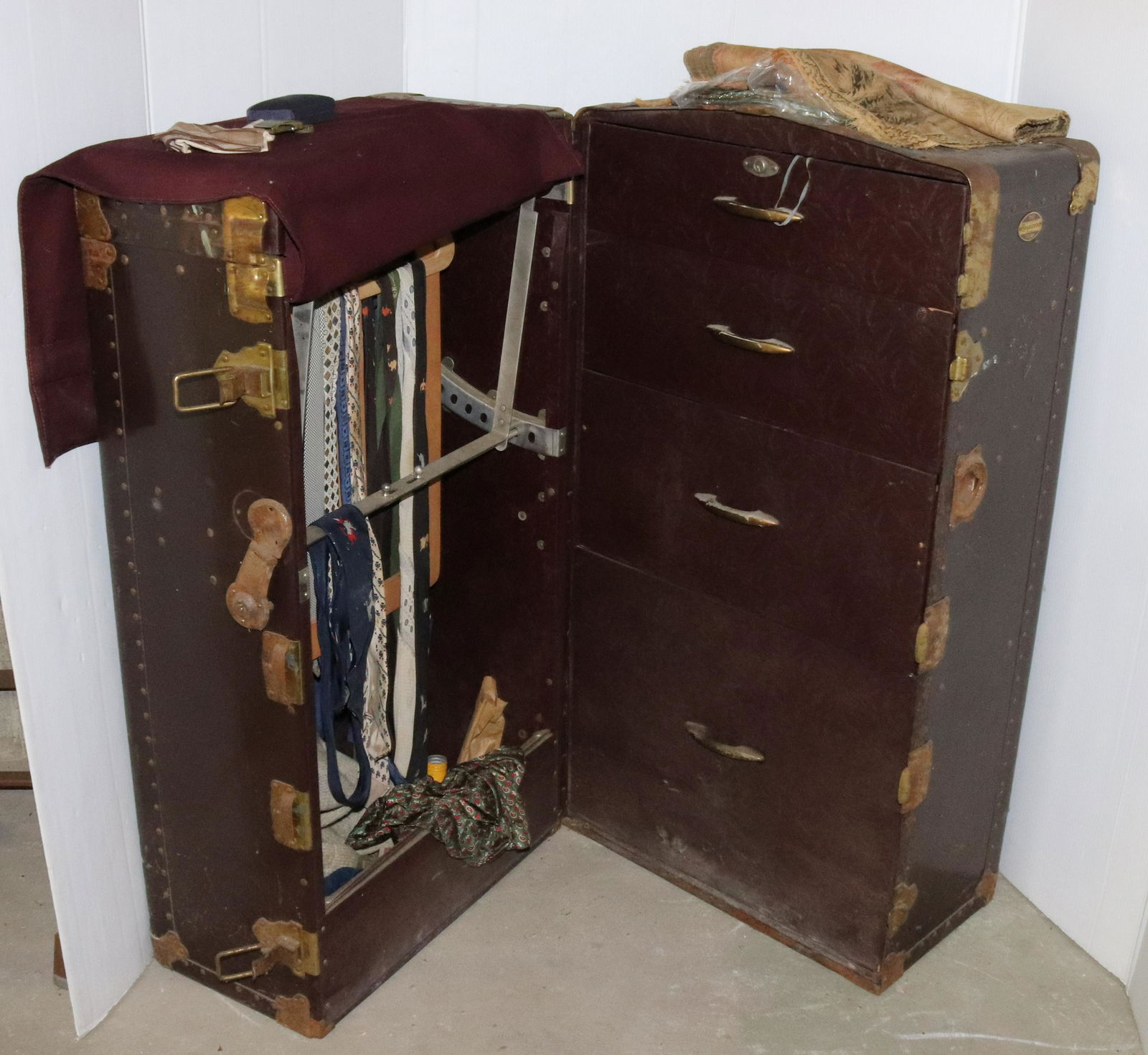 VINTAGE TRUNK AND CONTENTS (1 of 3)