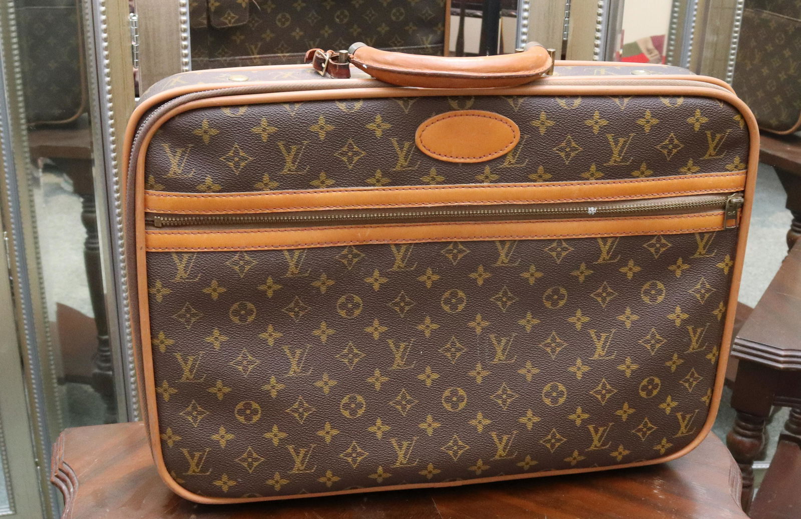VINTAGE LOUIS VUITTON TRAVEL CASE (1 of 8)