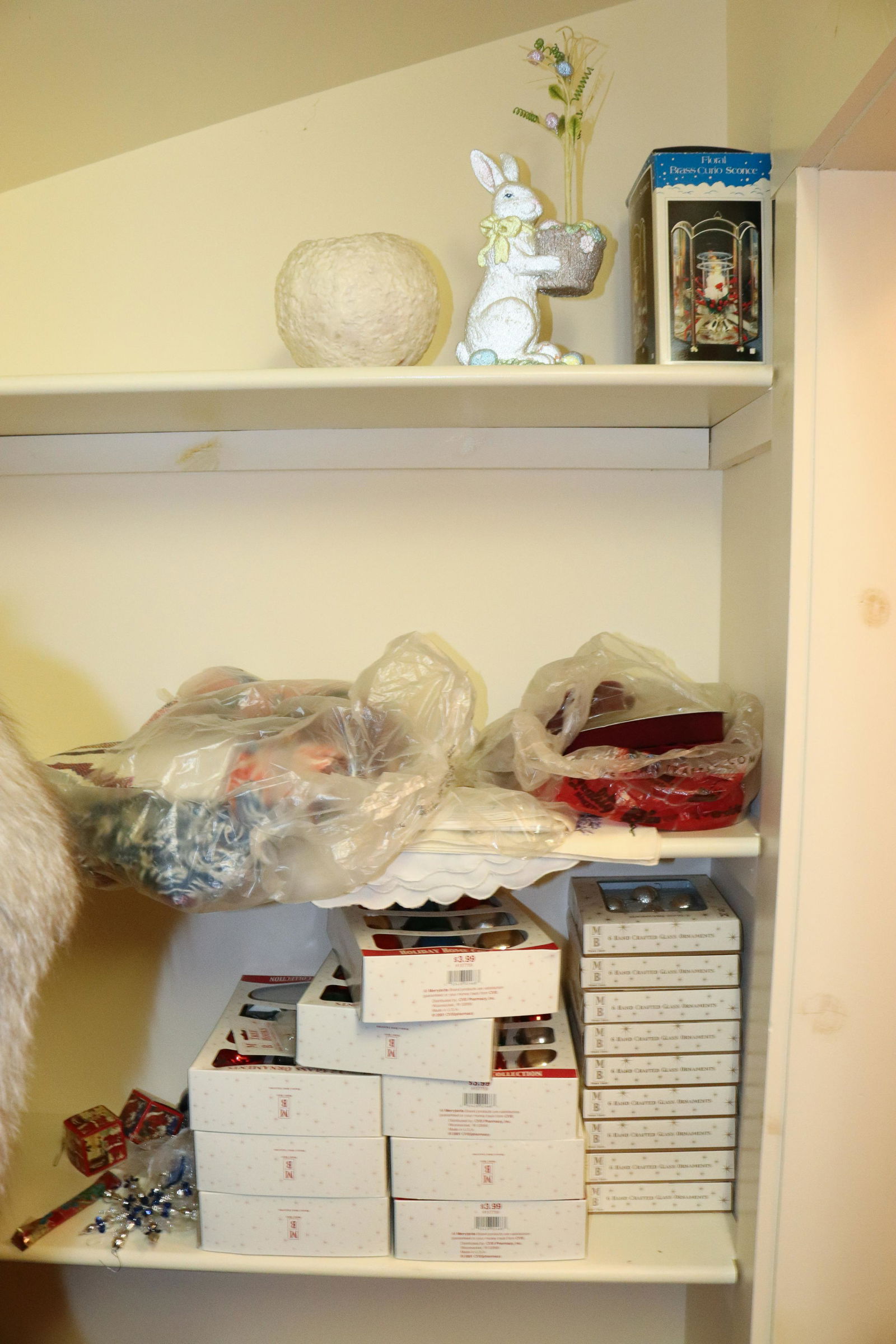 LOT OF HOLIDAY DECORATIONS (1 of 3)