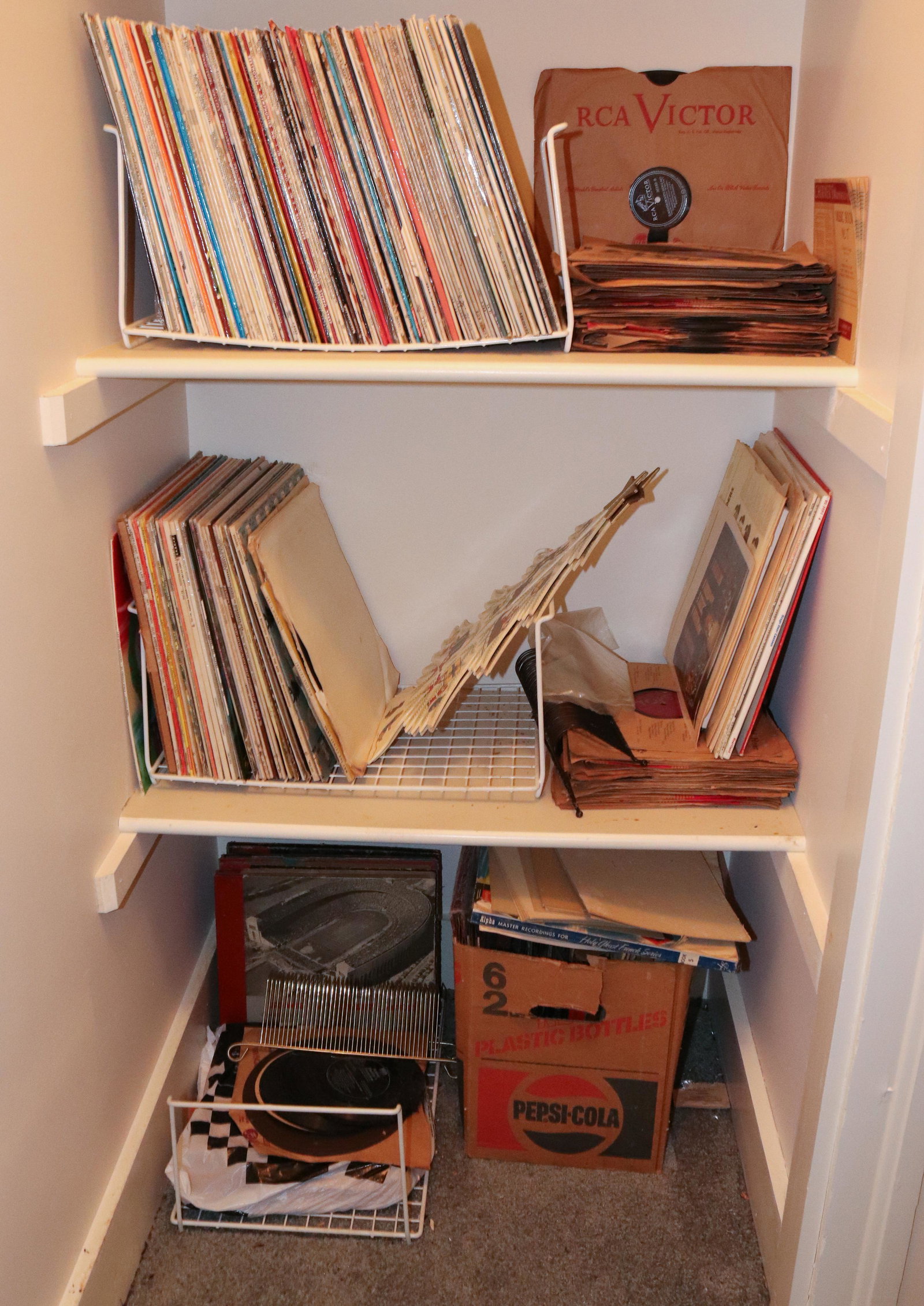LOT OF VINTAGE RECORDS: INCLUDING: ORCHESTRA, GUY LOMBARDO, ELLA FITZGERALD, GERSHWIN, BOSTON POPS, MOVIE THEMES, JOHN EATON, CHOPIN, PAVAROTTI, BEETHOVEN, PHILADELPHIA ORCHESTRA AND MORE. INCLUDES TWO SHELVES AND FLOOR. Ter