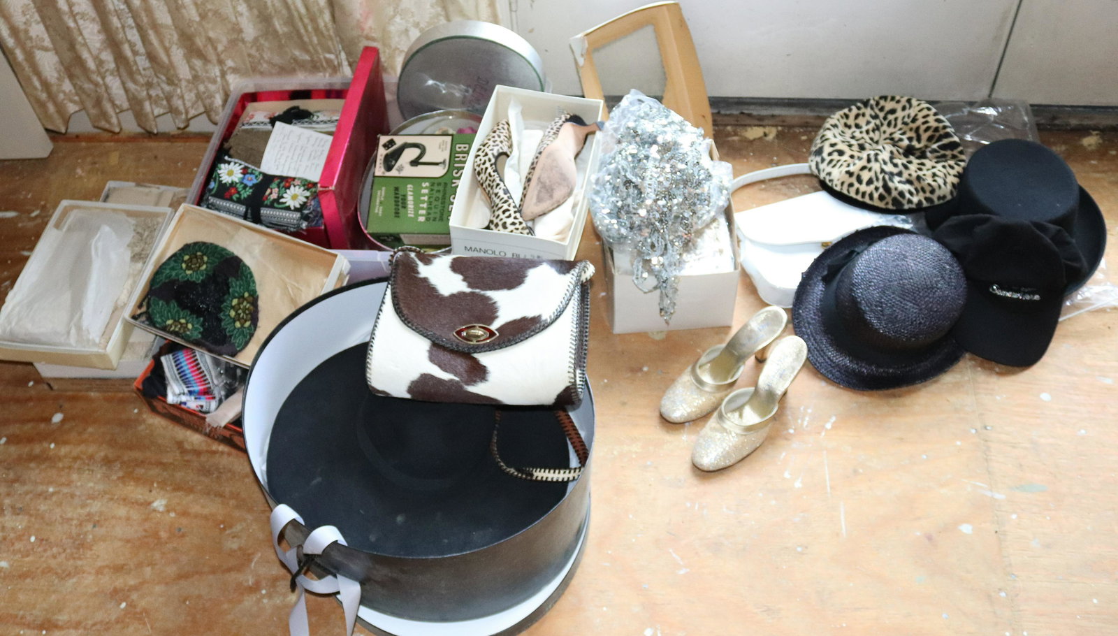 LOT OF WOMEN'S CLOTHING AND ACCESSORIES (1 of 5)