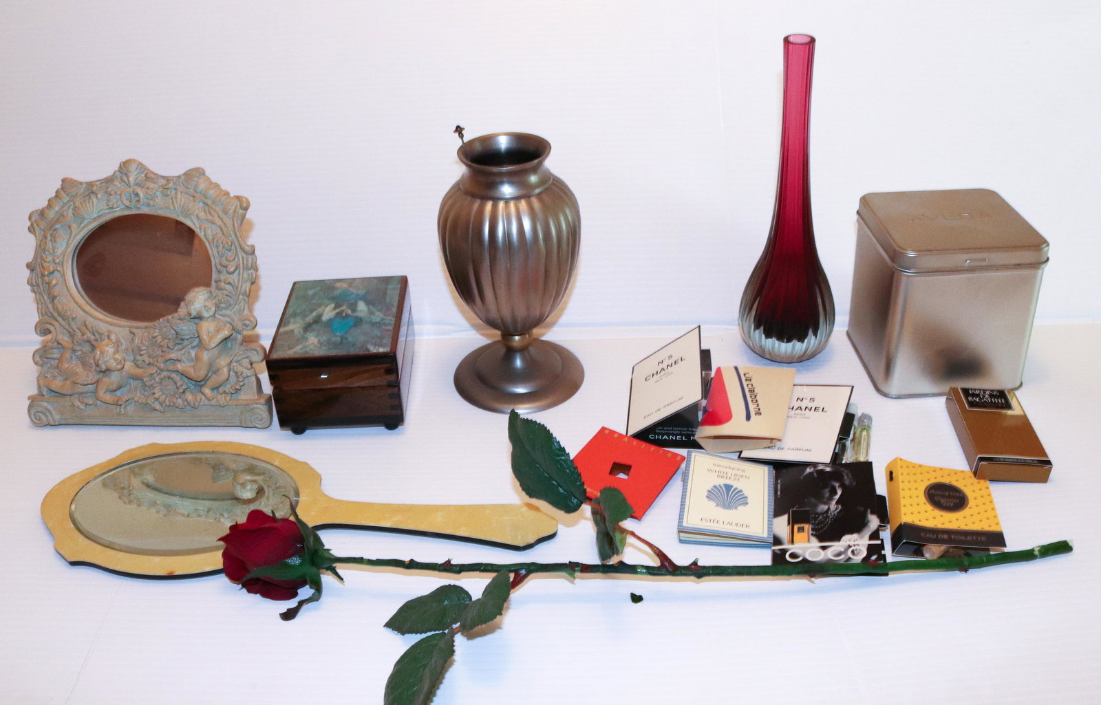 LOT OF DECORATIVE ITEMS (1 of 4)