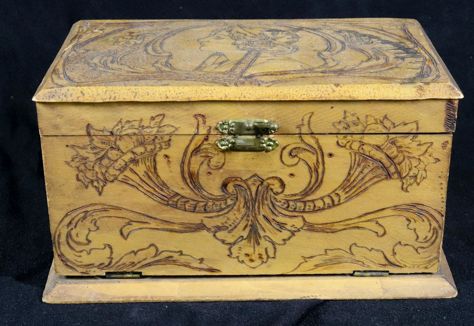 FLEMISH TRINKET BOX (1 of 5)