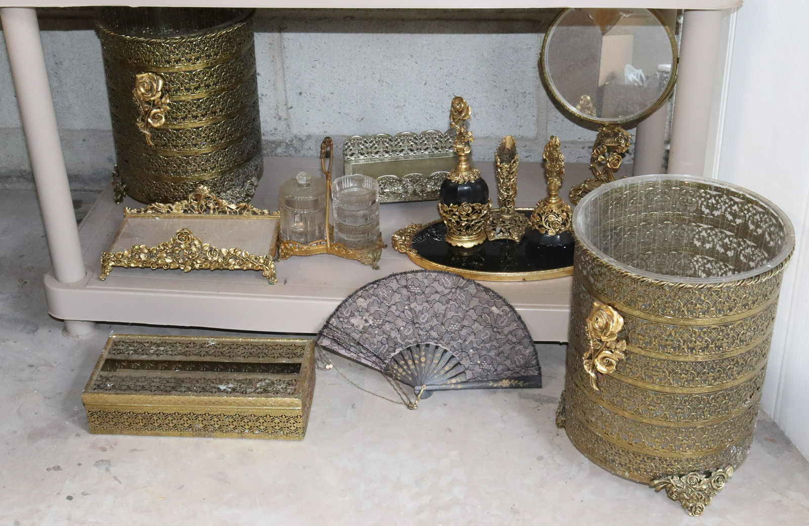 VINTAGE BATHROOM ACCESSORIES (1 of 2)