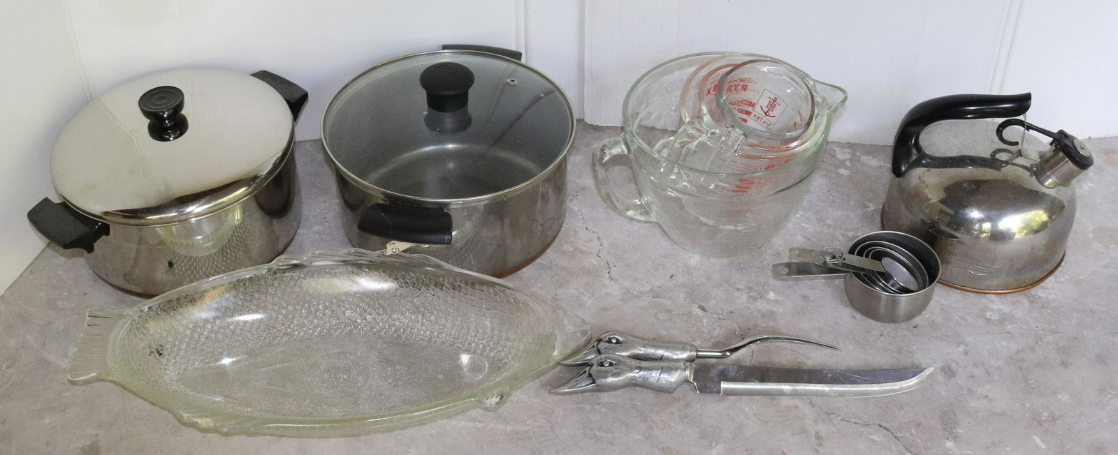 GROUP OF KITCHEN ITEMS (1 of 2)