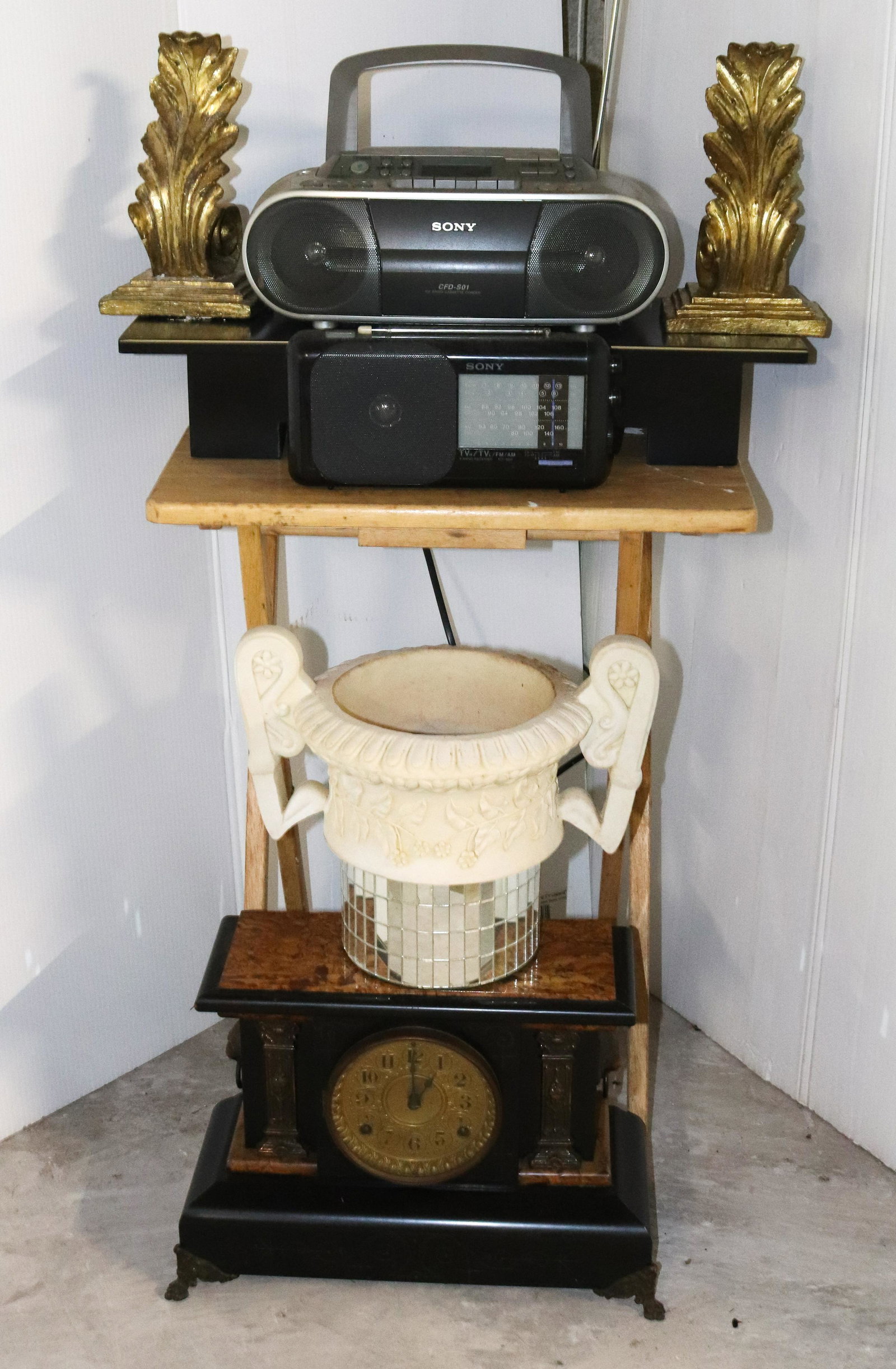 LITTLE OF EVERYTHING LOT: RADIO'S, MANTEL CLOCK AND MORE TERMS: THIS IS AN ON-SITE ONLINE ONLY AUCTION. THE SALE ADDRESS IS 718 STOKES MILL RD. EAST STROUDSBURG, PA 18302. THIS IS THE ESTATE OF CANDACE BRIGGS. THERE WILL BE 2 