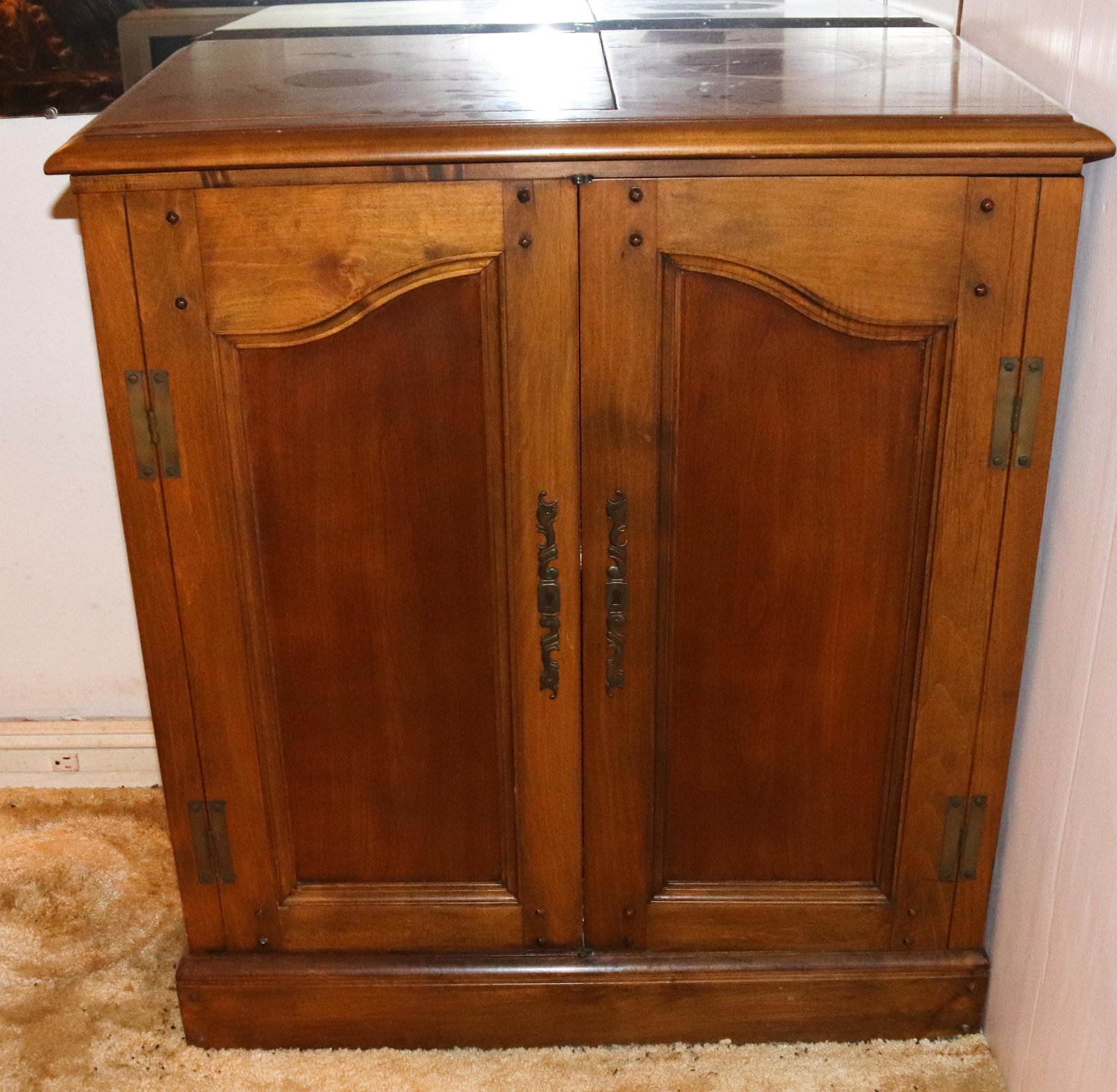 FLIP TOP BAR: SOLID MAPLE BAR WITH FLIP TOP TERMS: THIS IS AN ON-SITE ONLINE ONLY AUCTION. THE SALE ADDRESS IS 718 STOKES MILL RD. EAST STROUDSBURG, PA 18302. THIS IS THE ESTATE OF CANDACE BRIGGS. THERE WILL BE 2 P