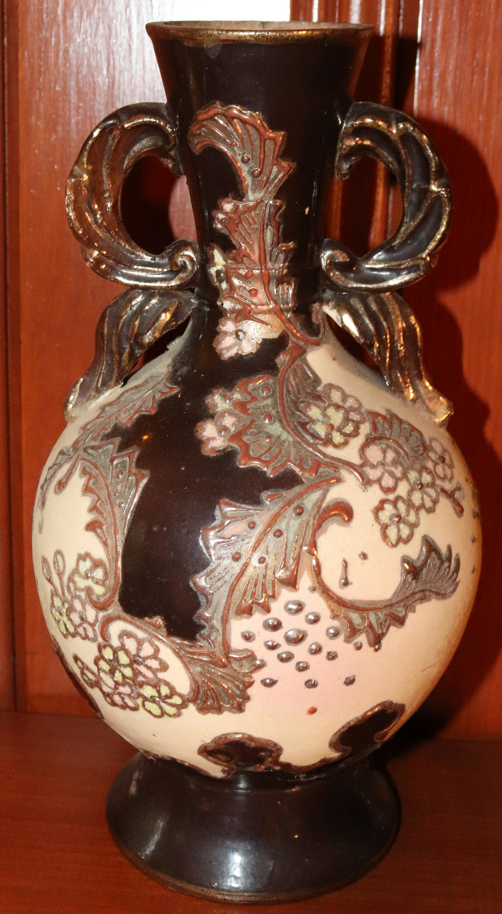 20TH CENT. AMPHORA POTTERY STYLE: ARTS AND CRAFT STYLE TERMS: THIS IS AN ON-SITE ONLINE ONLY AUCTION. THE SALE ADDRESS IS 718 STOKES MILL RD. EAST STROUDSBURG, PA 18302. THIS IS THE ESTATE OF CANDACE BRIGGS. THERE WILL BE 2 PARTS TO T