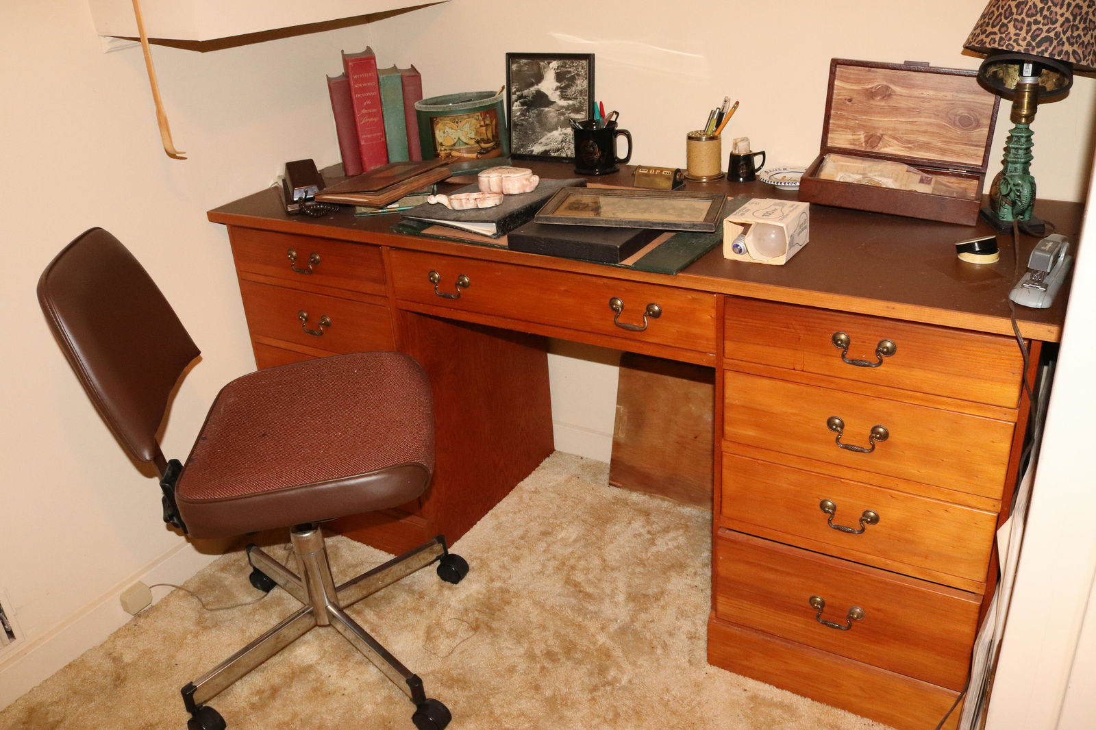 EVERYTHING ON THE DESK (1 of 4)