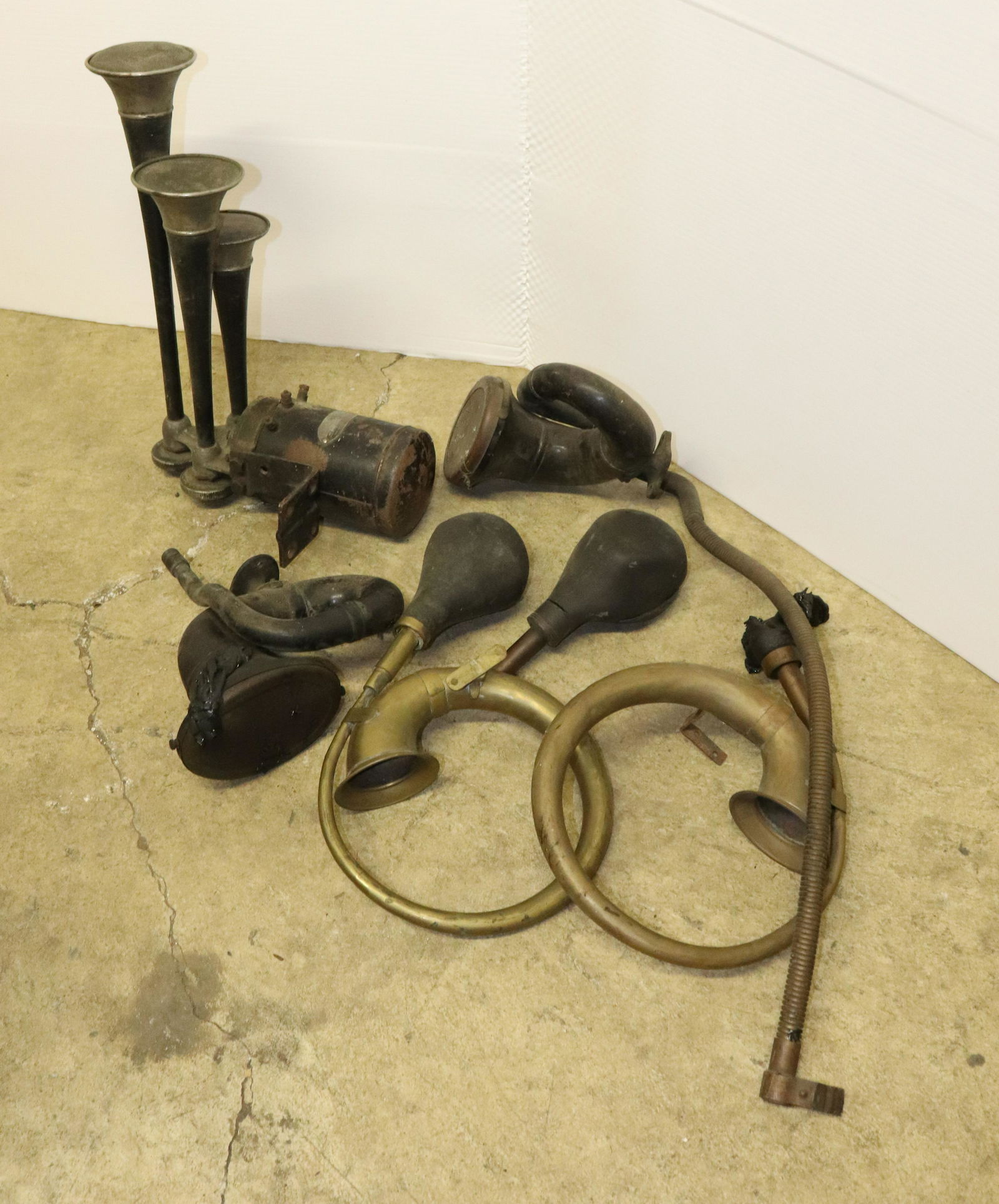 ANTIQUE CAR HORNS (1 of 2)