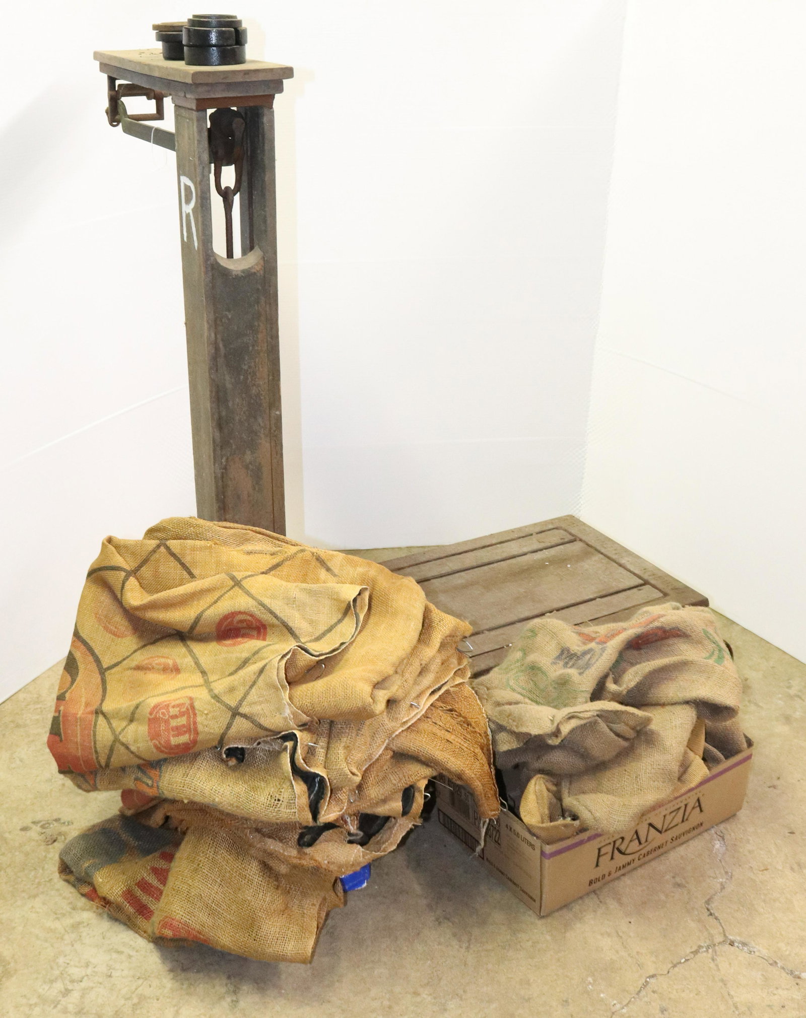 SCALE AND FEED BAGS: PLATFORM SCALE WITH BURLAP BAGS PLEASE READ CAREFULLY BEFORE BIDDING. THIS SALE IS ONLINE ONLY AND PICK-UP ONLY. IF YOU CANNOT PICK THE ITEMS UP YOU PURCHASED PLEASE DO NOT BID. THERE ARE SOME ITEMS L