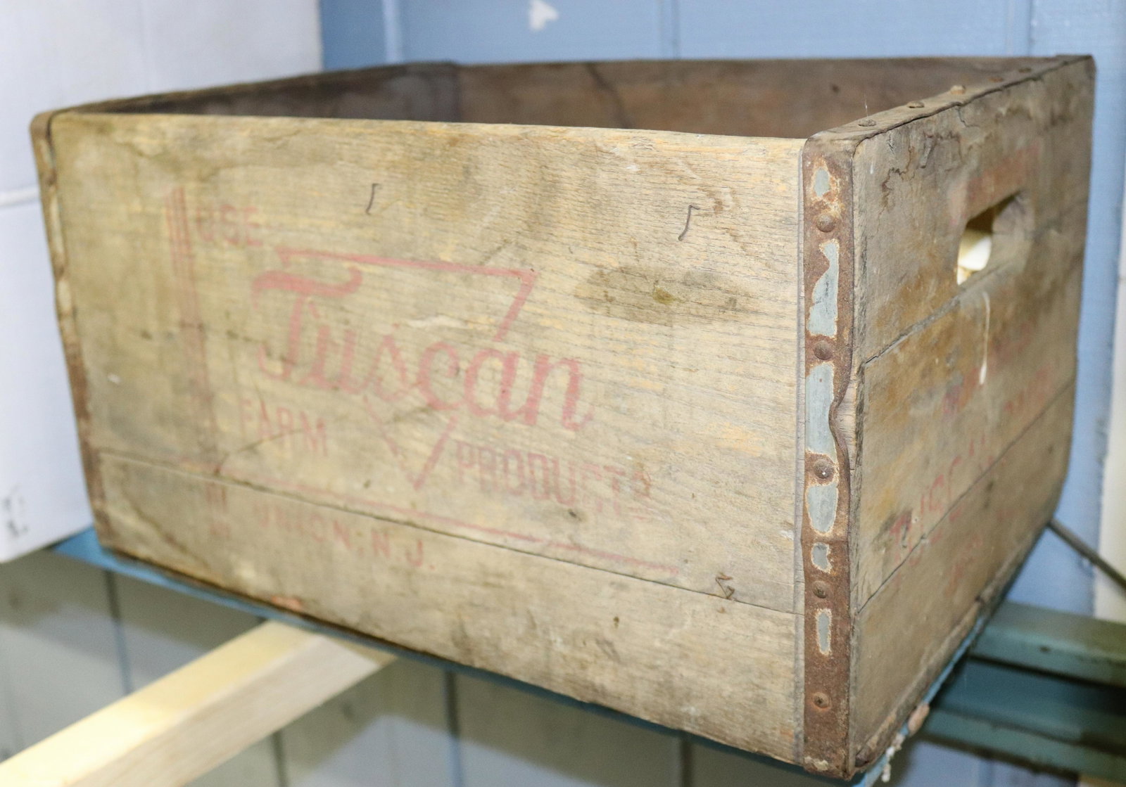 WOODEN BOX: UNION NJ FARM PRODUCE CRATE PLEASE READ CAREFULLY BEFORE BIDDING. THIS SALE IS ONLINE ONLY AND PICK-UP ONLY. IF YOU CANNOT PICK THE ITEMS UP YOU PURCHASED PLEASE DO NOT BID. THERE ARE SOME ITEMS LISTE