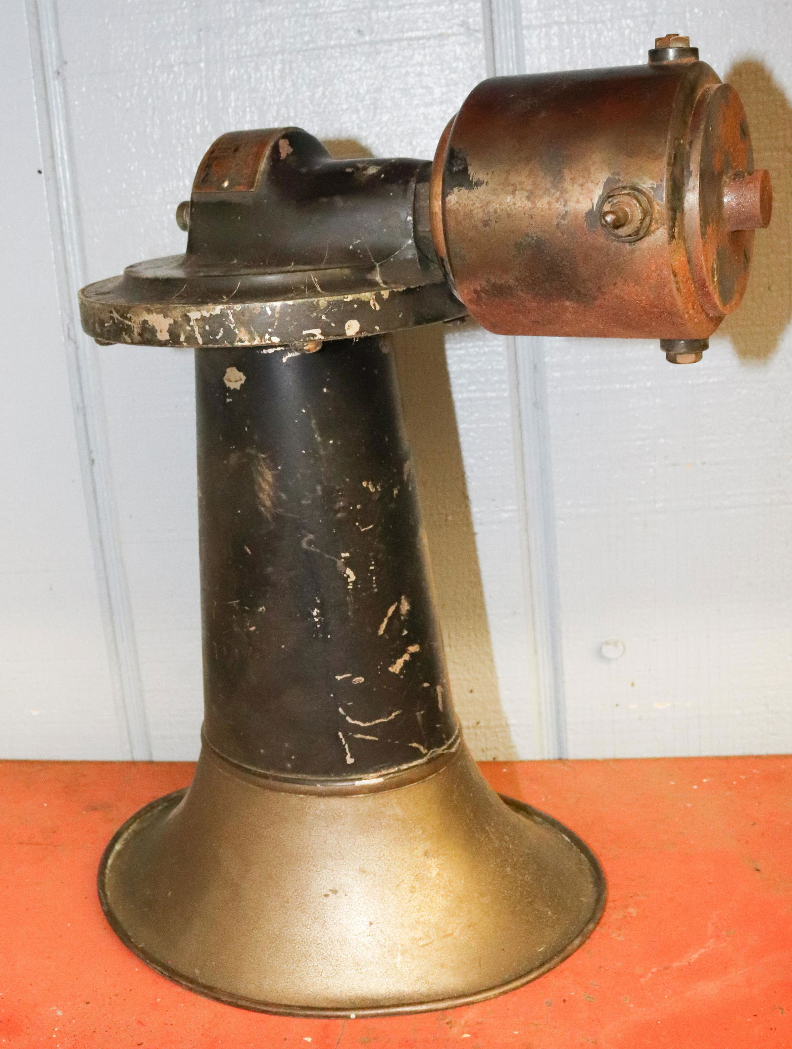 ANTIQUE CAR HORNS (1 of 2)