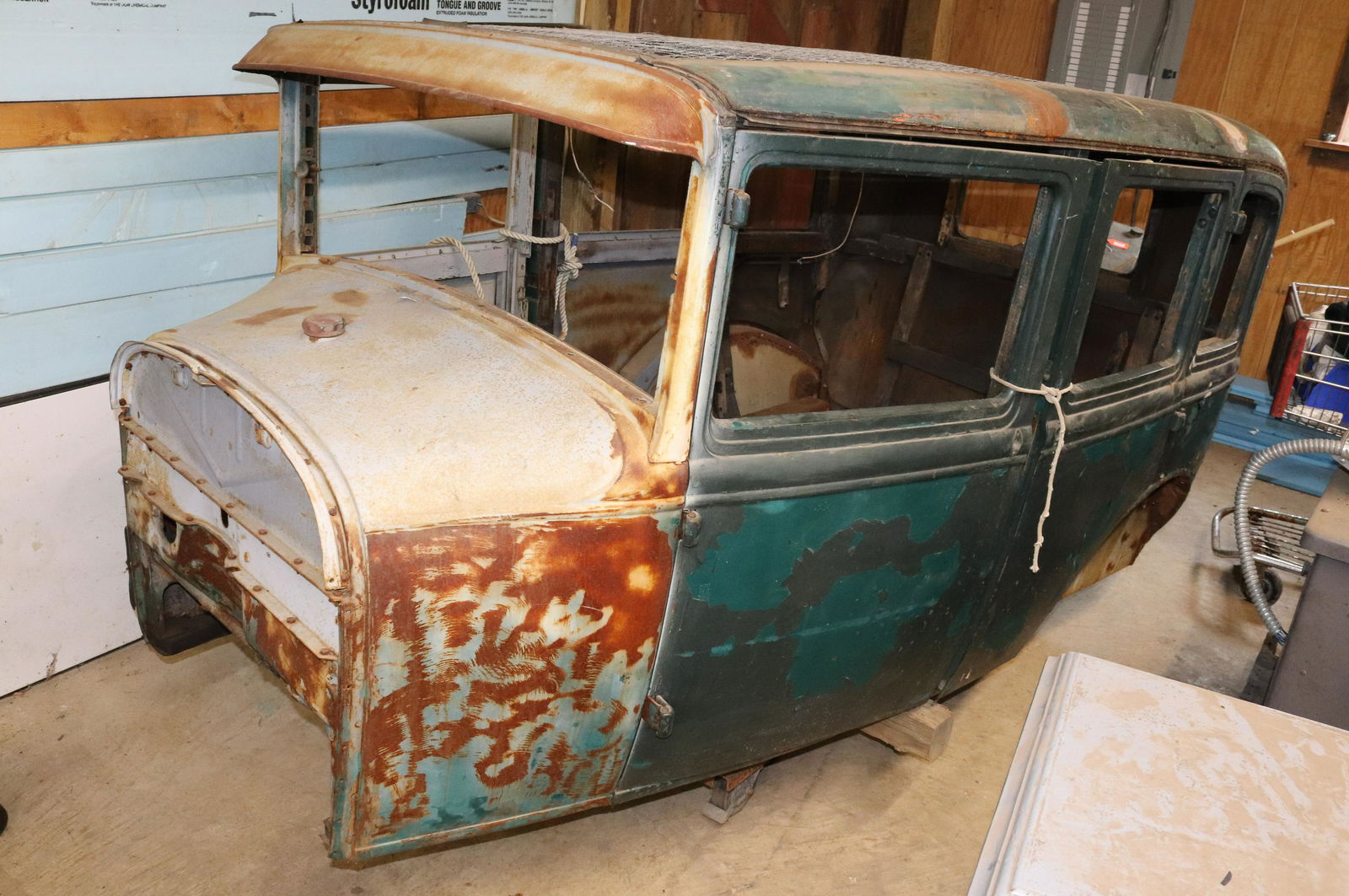 FORD ANTIQUE CAR (1 of 2)