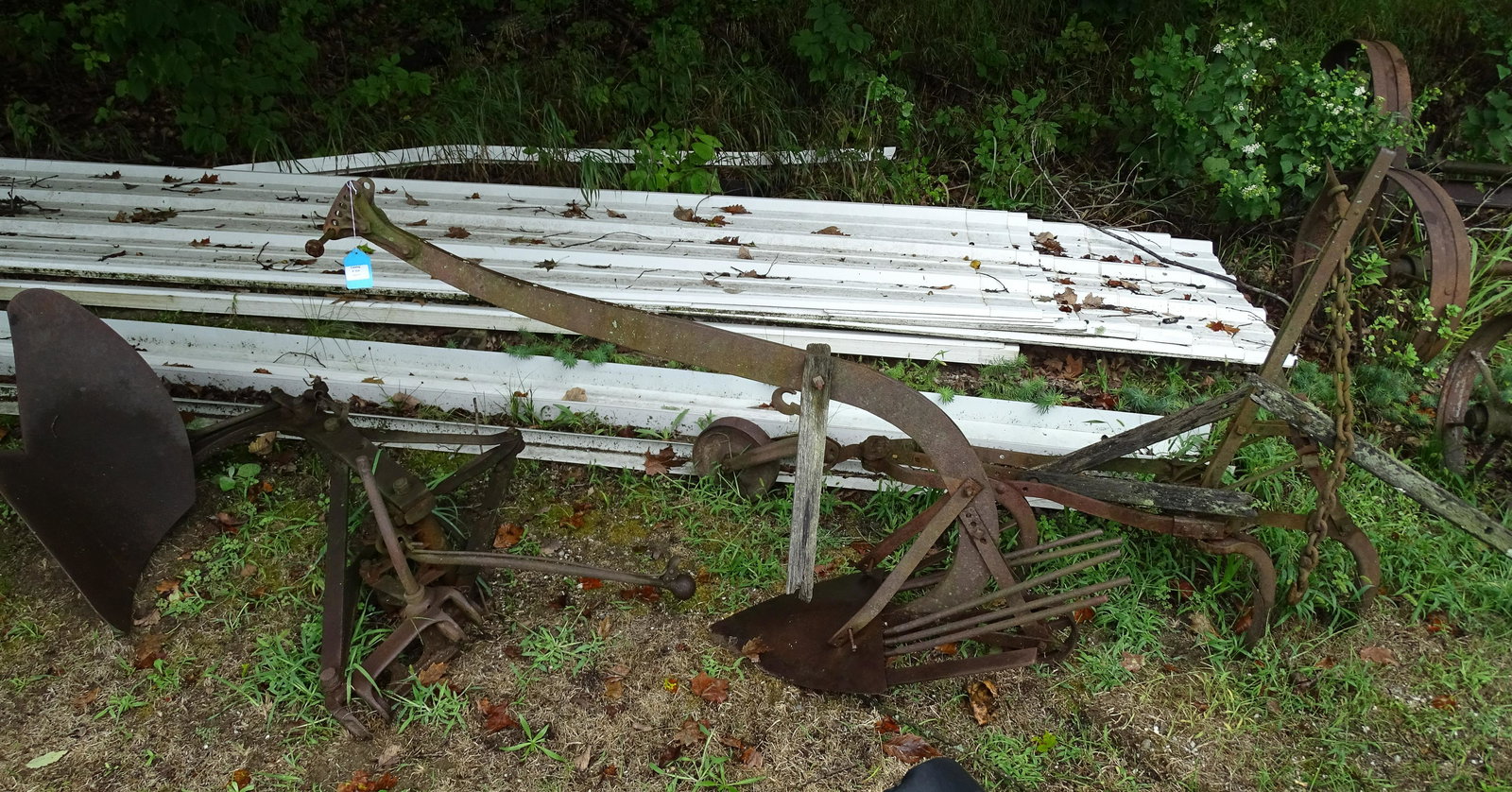 ANTIQUE FARM IMPLEMENT LOT (1 of 4)