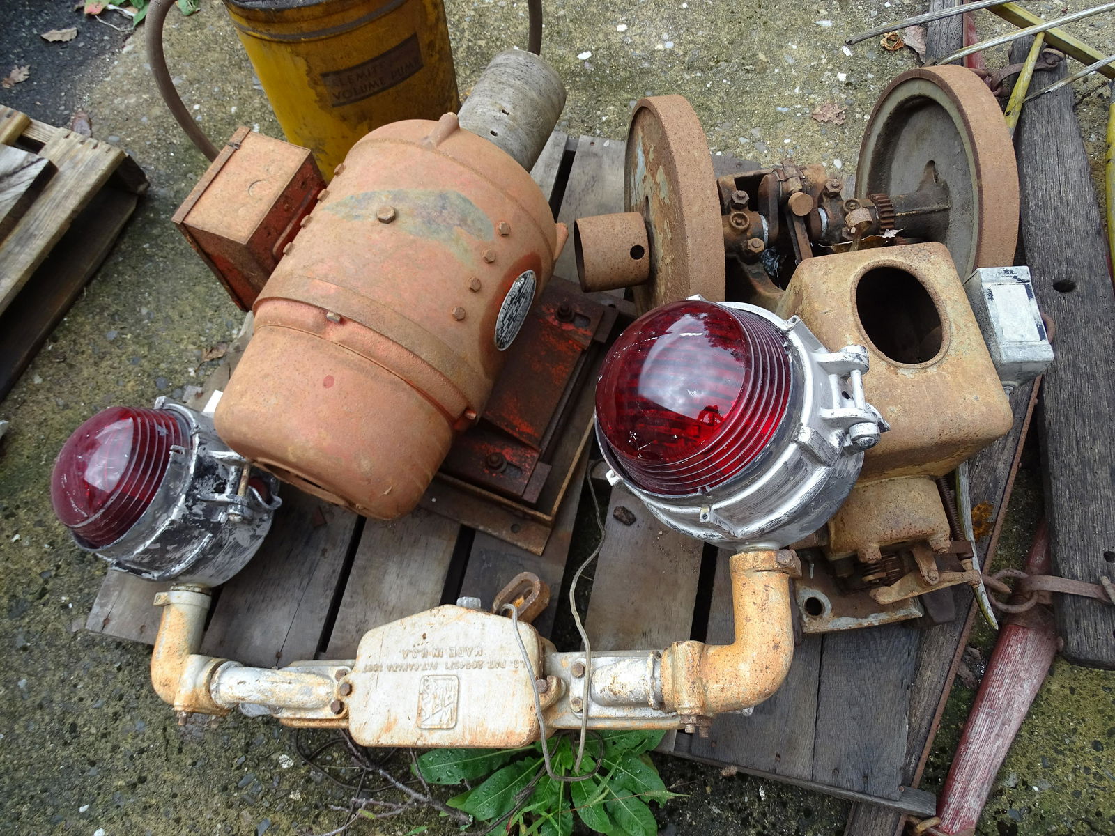 PALLET LOT AND CONTENTS (1 of 1)