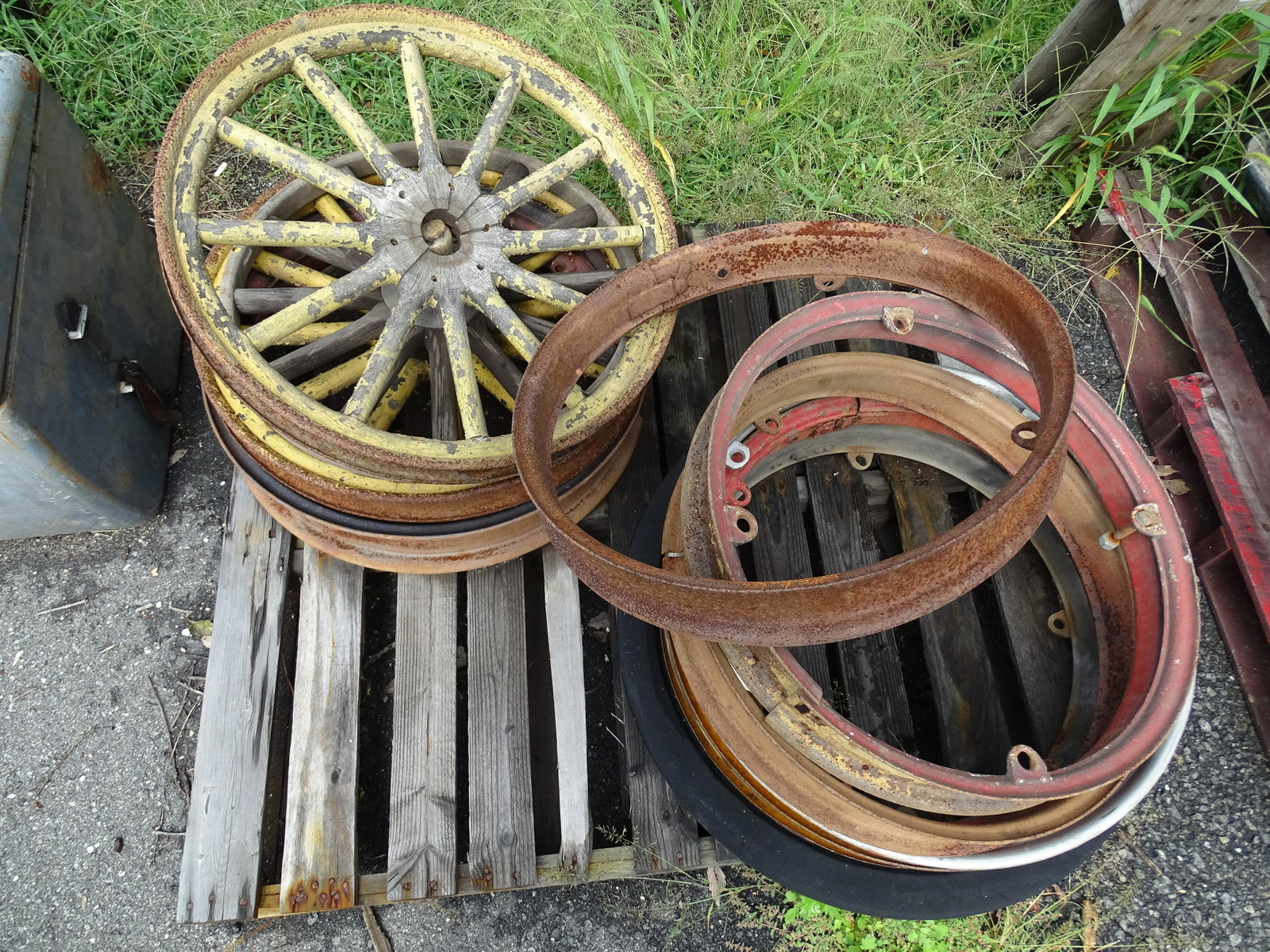 PALLET LOT OF RIMS: ANTIQUE RIMS - METAL AND WOODEN SPOKES PLEASE READ CAREFULLY BEFORE BIDDING. THIS SALE IS ONLINE ONLY AND PICK-UP ONLY. IF YOU CANNOT PICK THE ITEMS UP YOU PURCHASED PLEASE DO NOT BID. THERE ARE SOME 