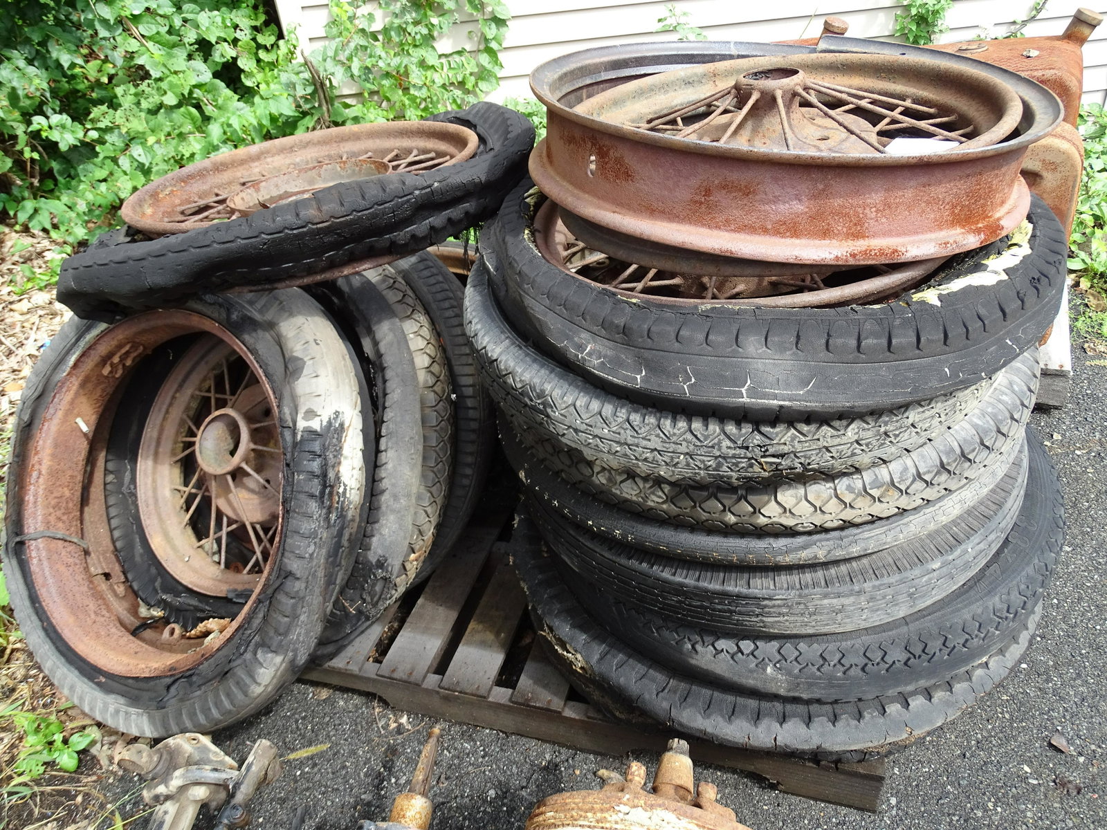ANTIQUE CAR TIRE LOT: SOME RIMS AND WHEELS PLEASE READ CAREFULLY BEFORE BIDDING. THIS SALE IS ONLINE ONLY AND PICK-UP ONLY. IF YOU CANNOT PICK THE ITEMS UP YOU PURCHASED PLEASE DO NOT BID. THERE ARE SOME ITEMS LISTED WHICH