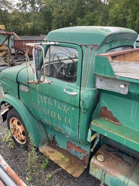 FORD 600 TRUCK WITH DUMP BODY (1 of 4)