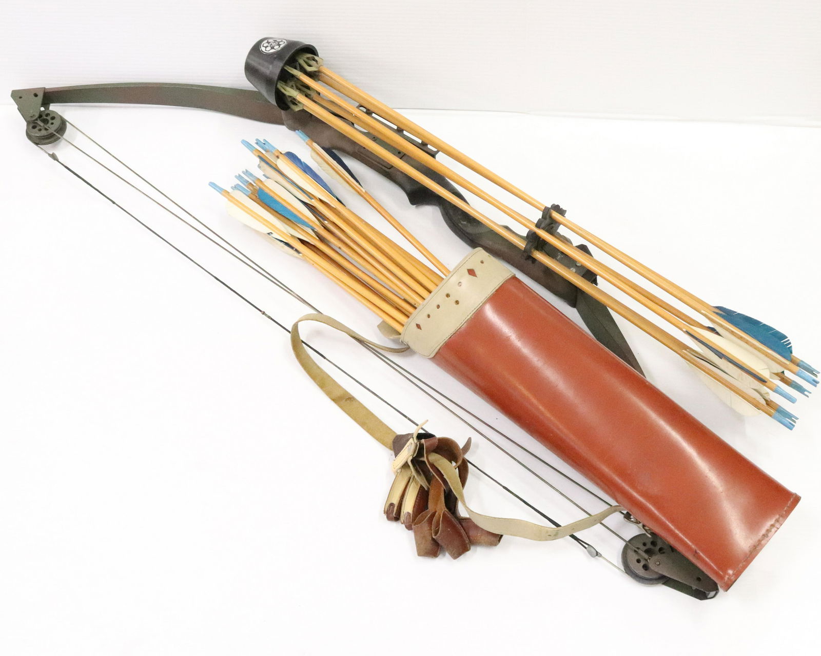 COMPOUND BOW WITH WOODEN ARROWS: 16 WOODEN ARROWS AND LEATHER STYLE QUIVER, SOME WITH BROADHEADS AND FEATHER FLETCHINGS
