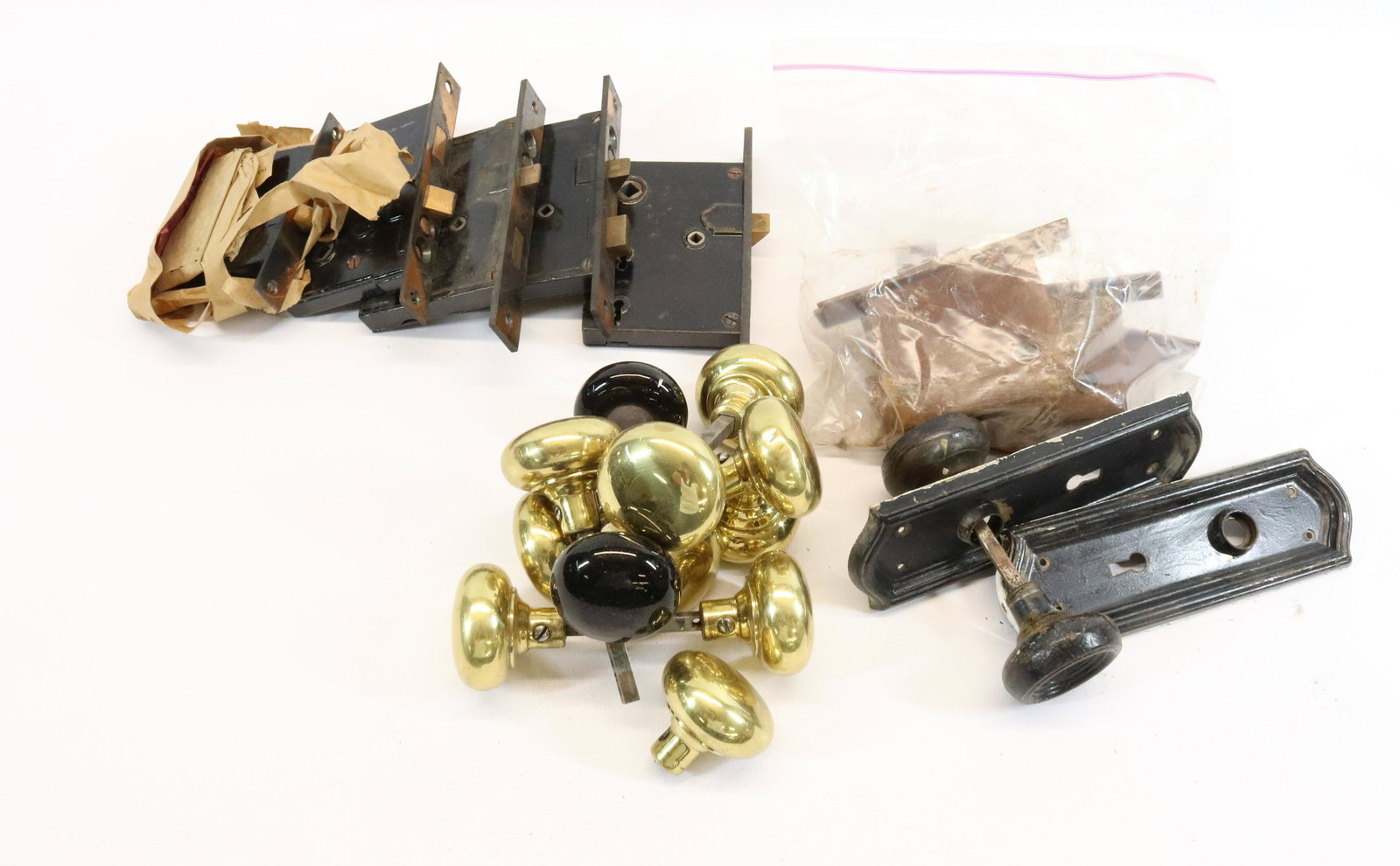 LOT OF ANTIQUE DOOR HARDWARE (1 of 1)