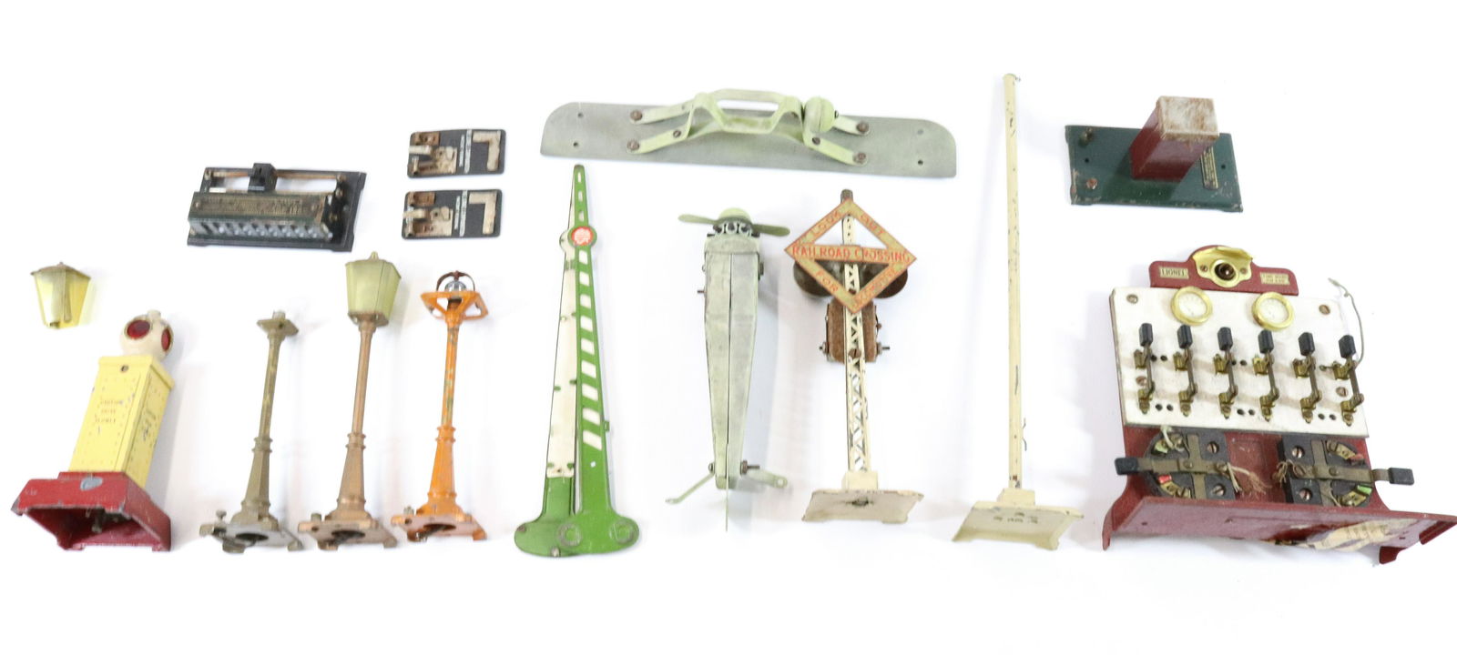 LOT OF LIONEL TRAIN ACCESSORIES (1 of 4)