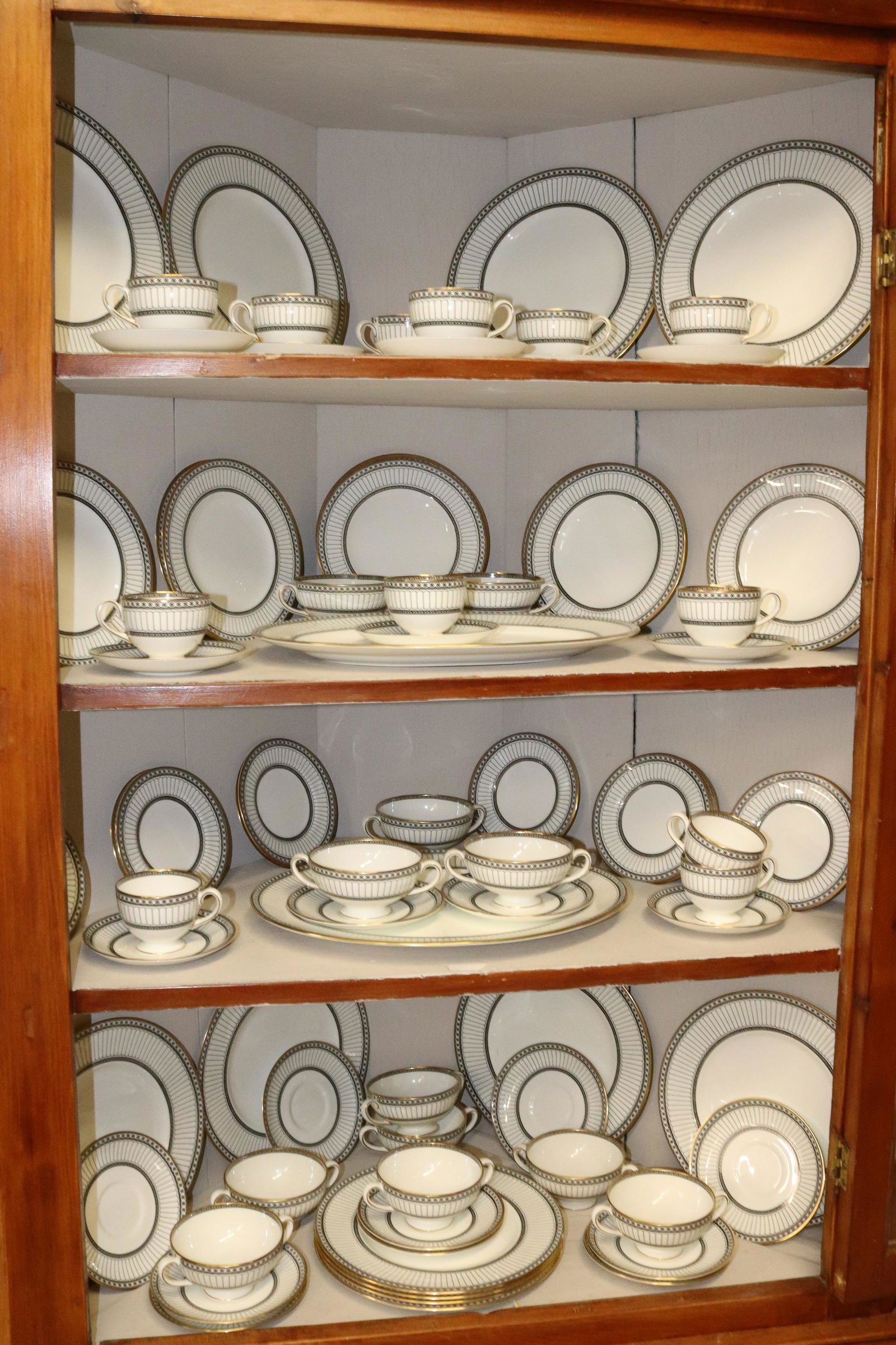 WEDGWOOD BONE CHINA DINNERWARE: SERVICE FOR 12 IN COLONNADE PATTERN "R4340" 12 DINNER PLATES 10 3/4" DIA, 12 SALAD PLATES 8" DIA, 12 BREAD & BUTTER PLATES 6" DIA, 12 CREAM SOUP BOWLS/SAUCERS 2 3/4" X 6" DIA, 11 CUPS/SAUCERS 2 3/4" X