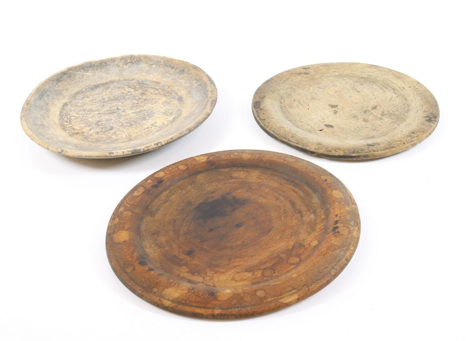 LOT OF EARLY WOODEN PLATES (1 of 3)