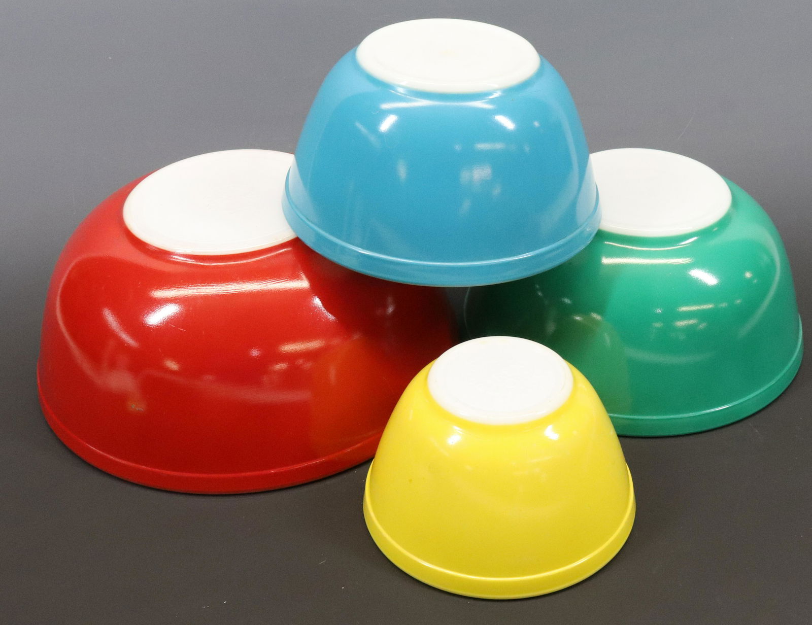 NEST OF PYREX BOWLS (1 of 3)