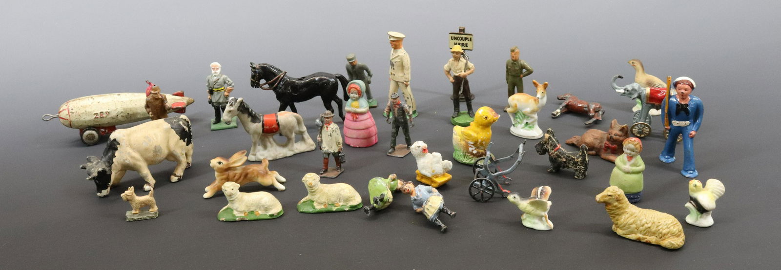 LOT OF MINIATURE TOY FIGURES (1 of 6)