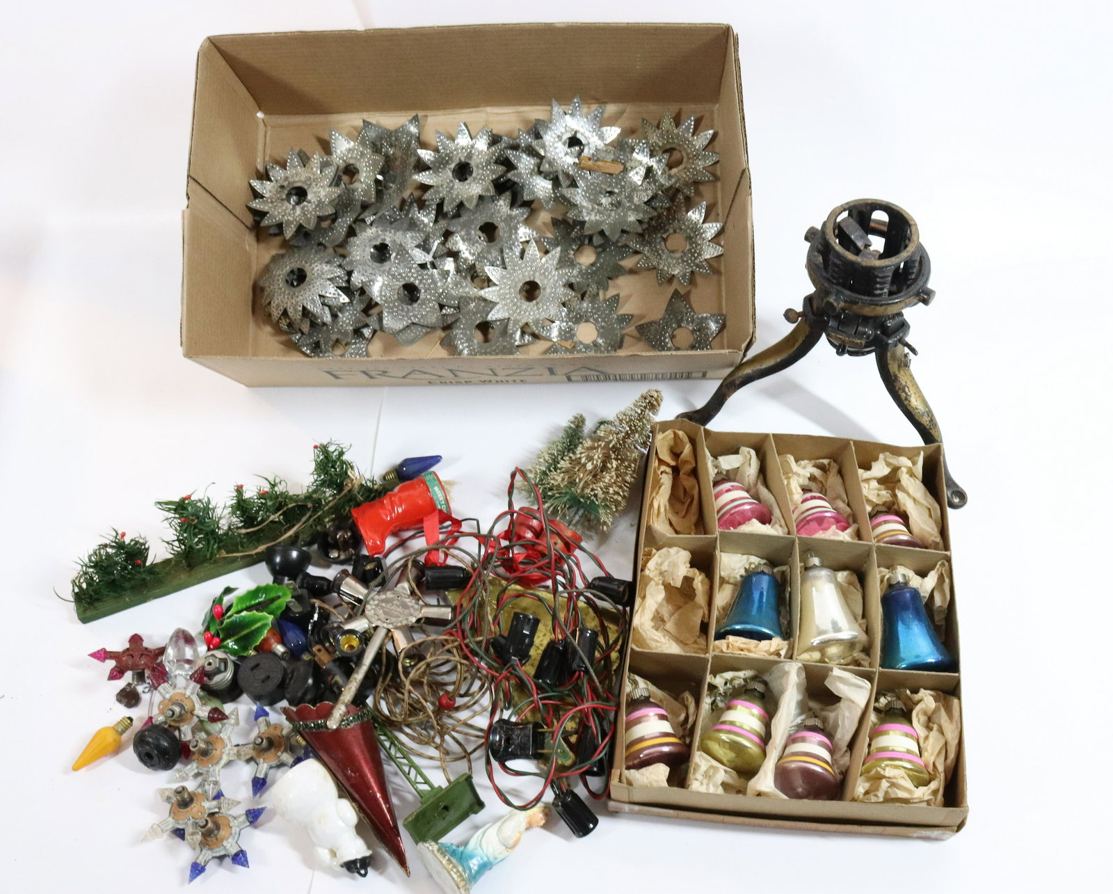 LOT OF CHRISTMAS ITEMS (1 of 5)