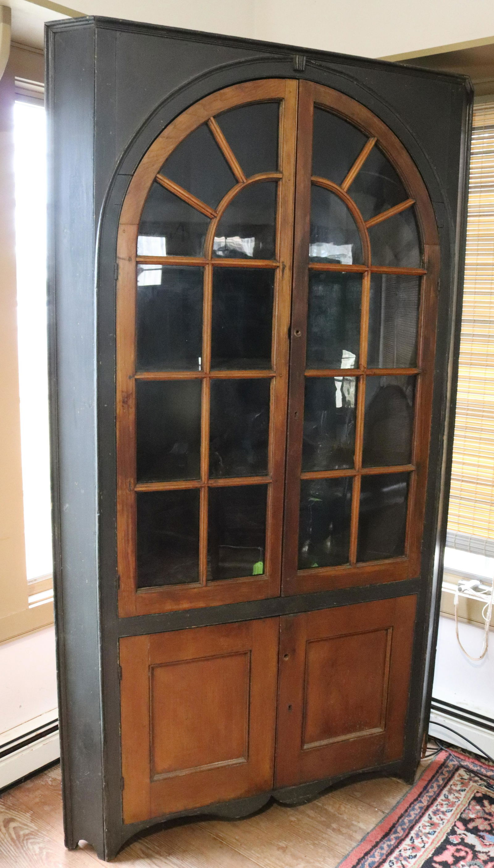 ANTIQUE ARCHED DOOR CORNER CUPBOARD (1 of 10)
