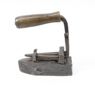HAND FORGED COLD HANDLE IRON: SPRING LATCH AND DETACHABLE HANDLE. 5 1/4" L. Terms: PLEASE READ CAREFULLY BEFORE BIDDING. THIS IS AN ONLINE ONLY AUCTION. PREVIEWS WILL BE - WEDNESDAY APRIL 26TH, THURSDAY APRIL 27TH FROM 9:00