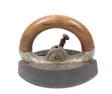 BLESS & DRAKE COLD HANDLE IRON: CENTER LATCH DETACHABLE HANDLE. NEWARK,NJ. 6 1/2" L. Terms: PLEASE READ CAREFULLY BEFORE BIDDING. THIS IS AN ONLINE ONLY AUCTION. PREVIEWS WILL BE - WEDNESDAY APRIL 26TH, THURSDAY APRIL 27TH FROM 9:00