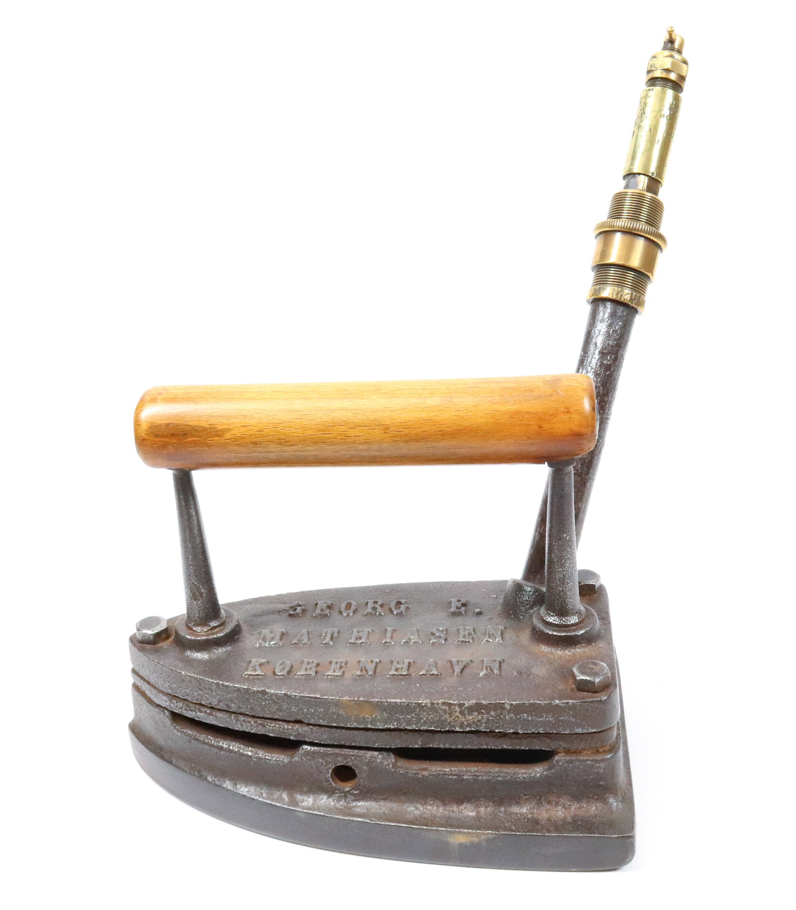DANISH GAS IRON: GEORGE E. MATHIASEN, KOBENHAVN. SIXTY DEGREE ANGLE BRASS PIPE. 7 1/2" L. Terms: PLEASE READ CAREFULLY BEFORE BIDDING. THIS IS AN ONLINE ONLY AUCTION. PREVIEWS WILL BE - WEDNESDAY APRIL 26TH, THURSDAY 