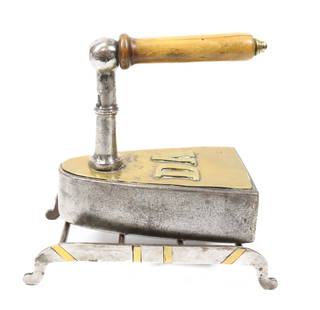 BELGIUM FLAT IRON WITH TRIVET: FRONT POST WITH BRASS ACCENTS. THICK BODY IRON WITH THIN ATTACHED BRASS PLATE. INITIALED DA WITH MATCHING TRIVET. 7" L. Terms: PLEASE READ CAREFULLY BEFORE BIDDING. THIS IS AN ONLINE ONLY