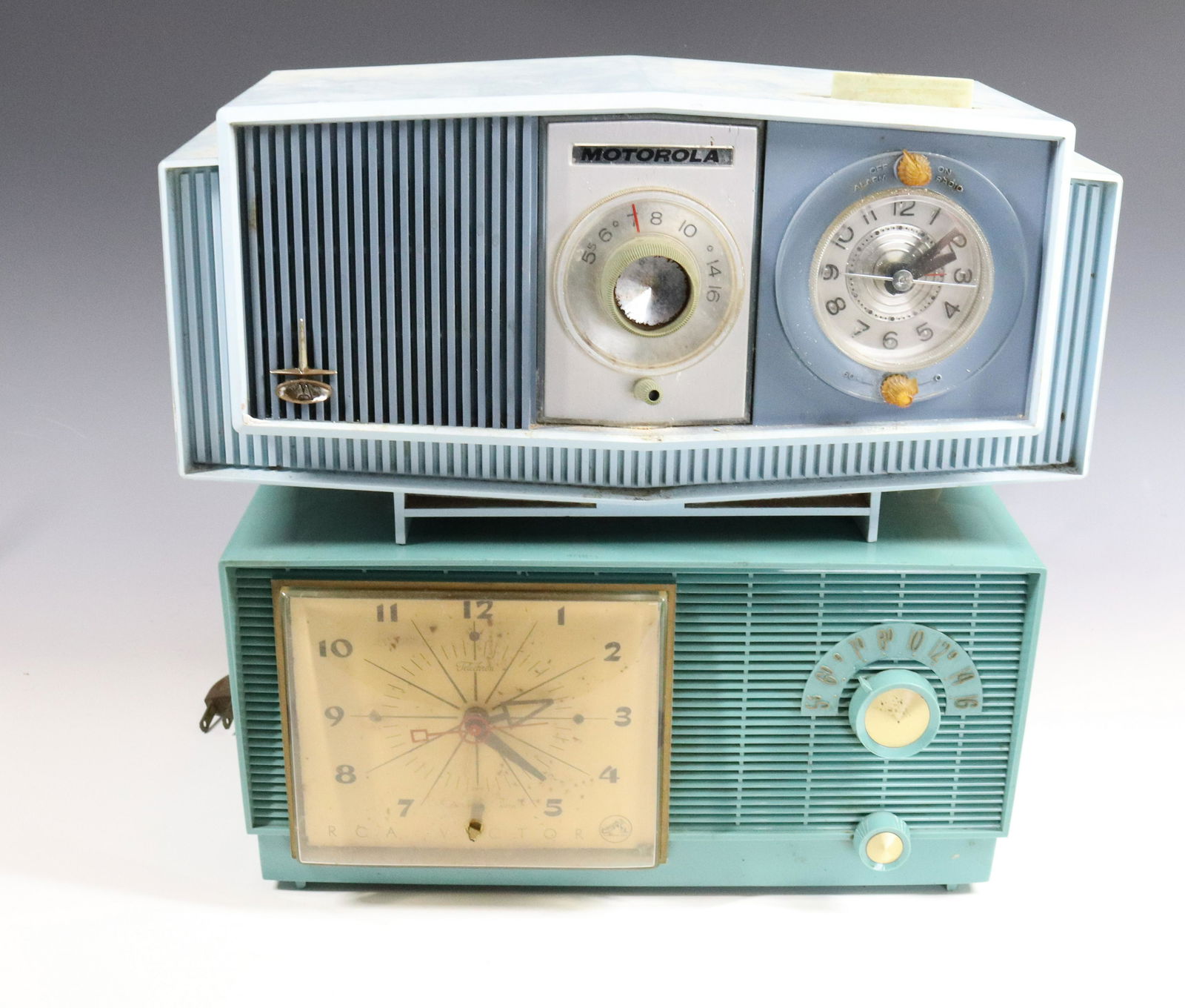 (2) VINTAGE RADIOS (1 of 4)
