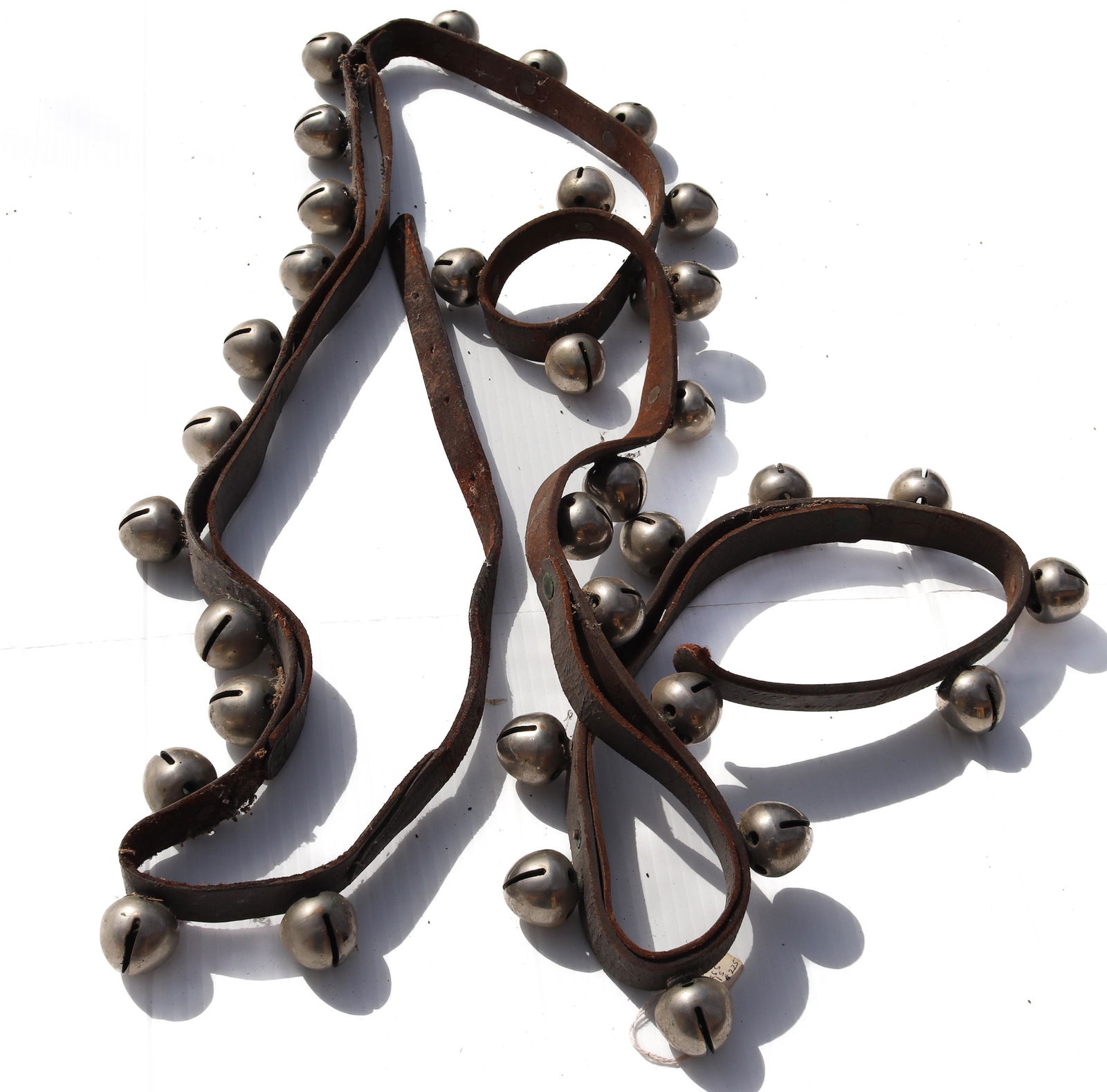 COMPLETE STRAND OF SLEIGH BELLS (1 of 2)