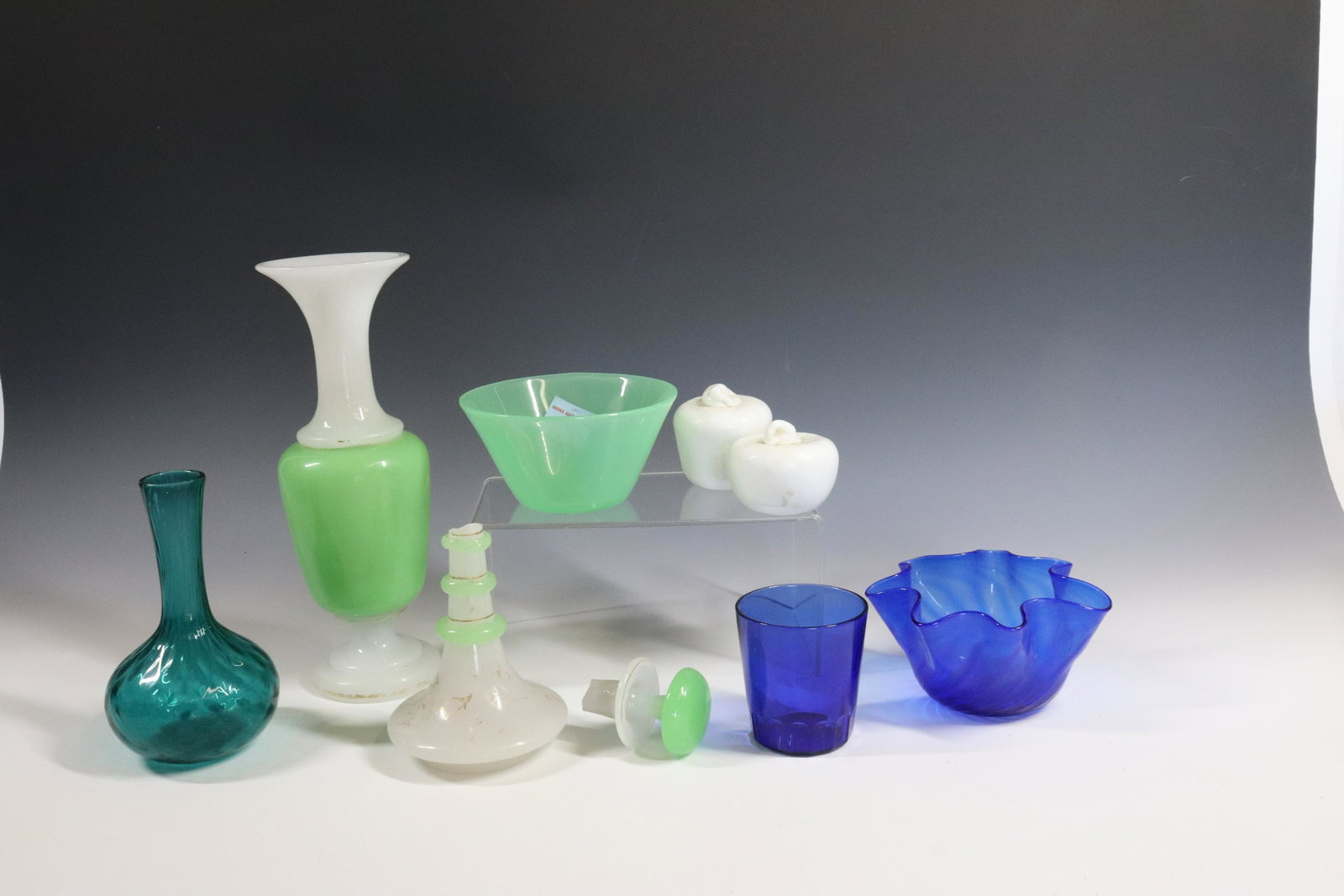 GLASS LOT: GREEN AND WHITE CLAMBROTH GLASS, PAIRPOINT GLASS 10" Terms: Please Read Carefully before Bidding. Hartzell’s Auction Gallery Inc. will Conduct an ON-LINE ONLY Auction at 2481 Belvidere Rd, Phillipsb